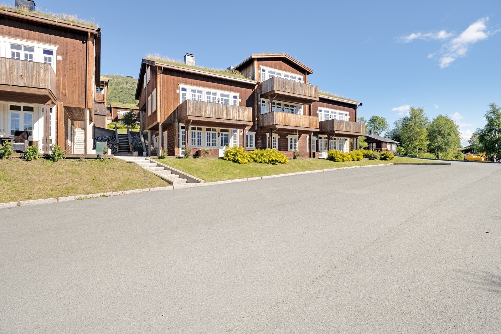 Boligen er moderne og byr på en atmosfære av lyse flater, god takhøyde og åpne, luftige rom. Galleribilde