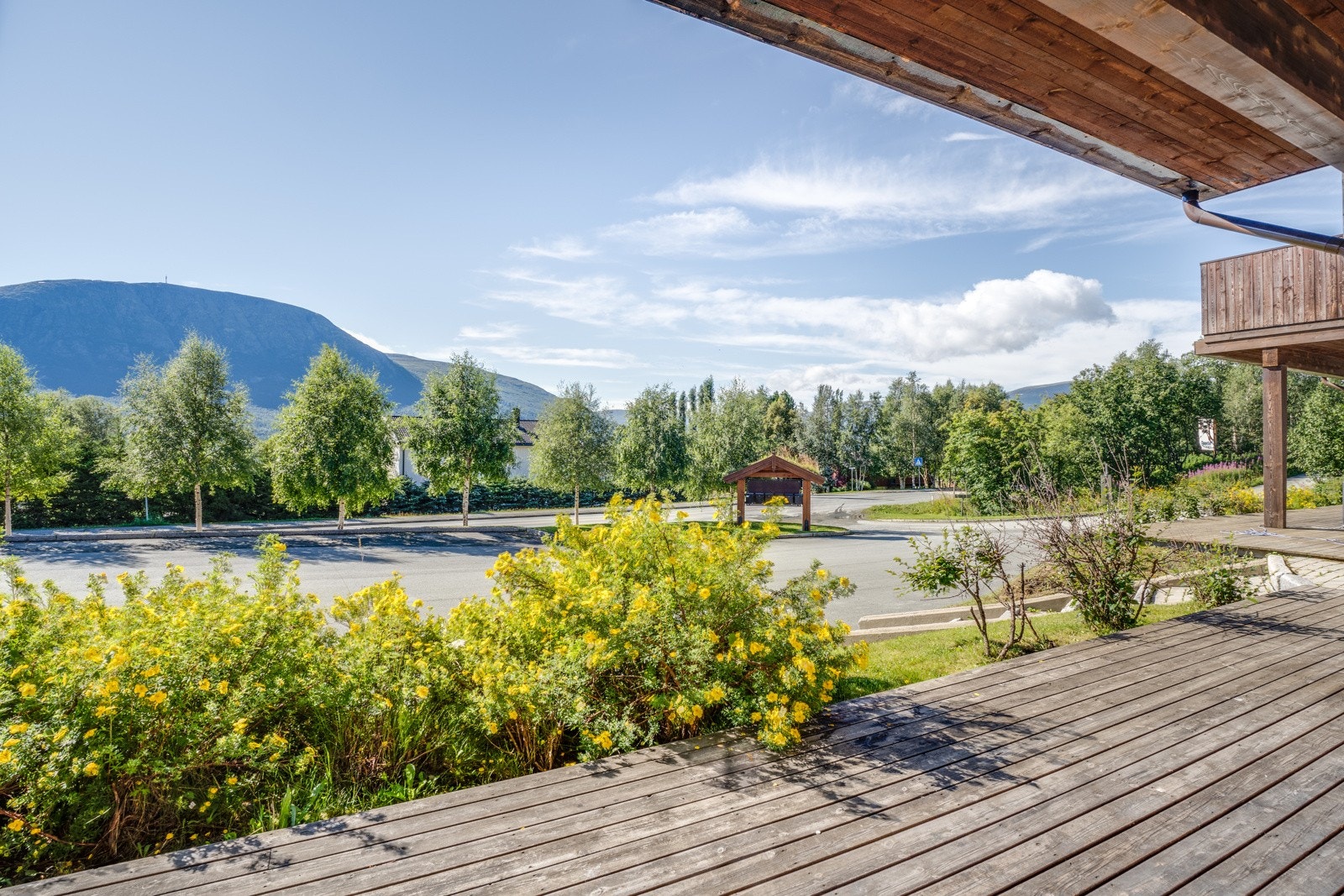 Det er utgang til terrassen via leilighetens stue. Omgivelsene er idylliske og barnevennlige like ved fjellet og flere turstier. Galleribilde