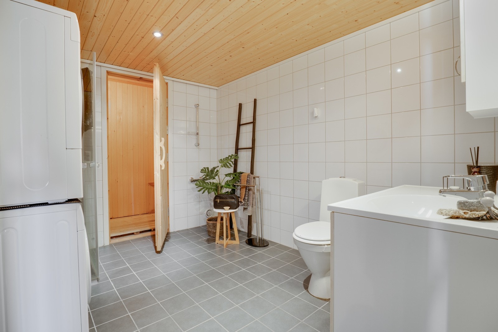 Badet er stilrent med fliser på både vegger og gulv. Galleribilde