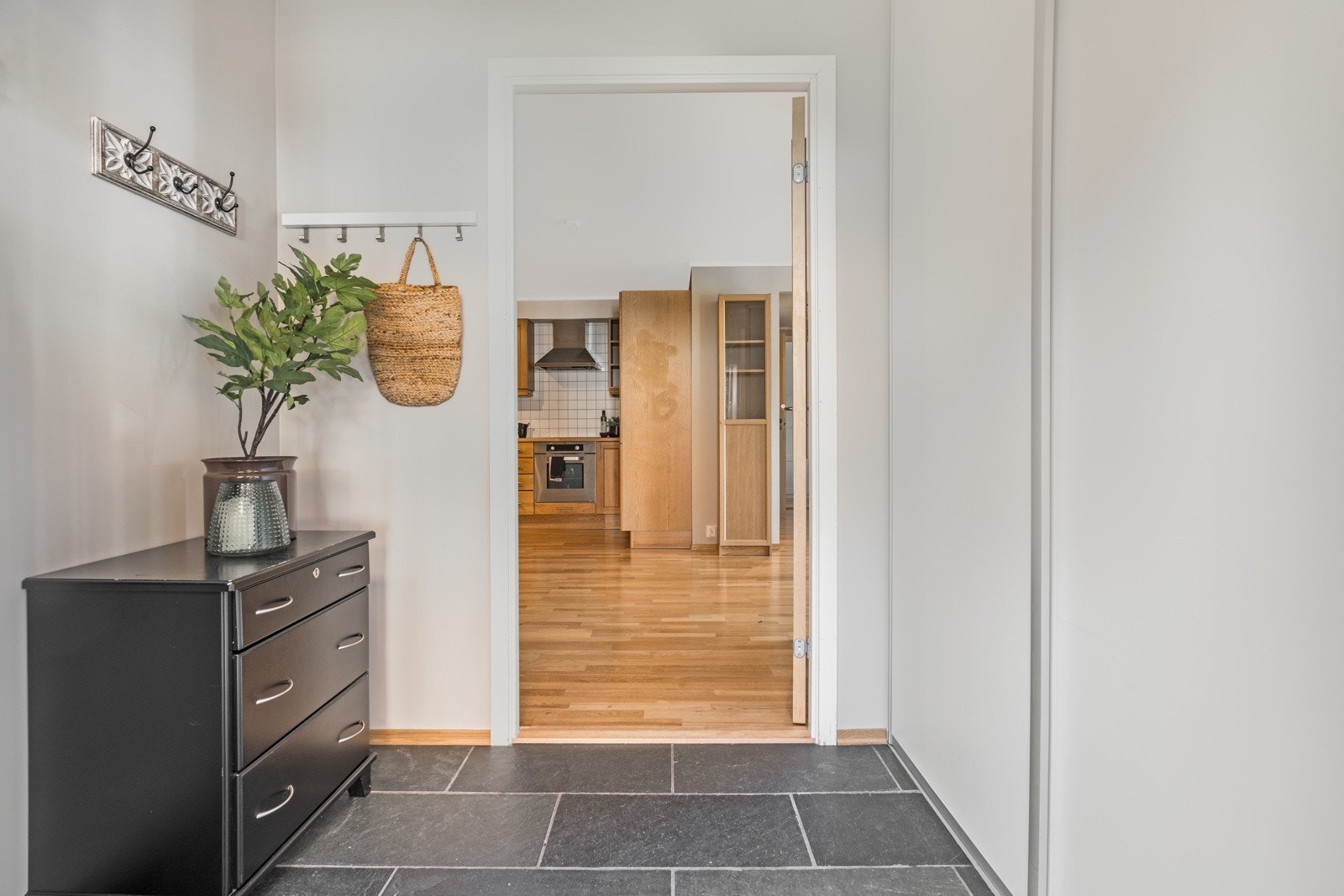 Her er det også en stor skyvedørsgarderobe, så det er enkelt å holde orden. Galleribilde