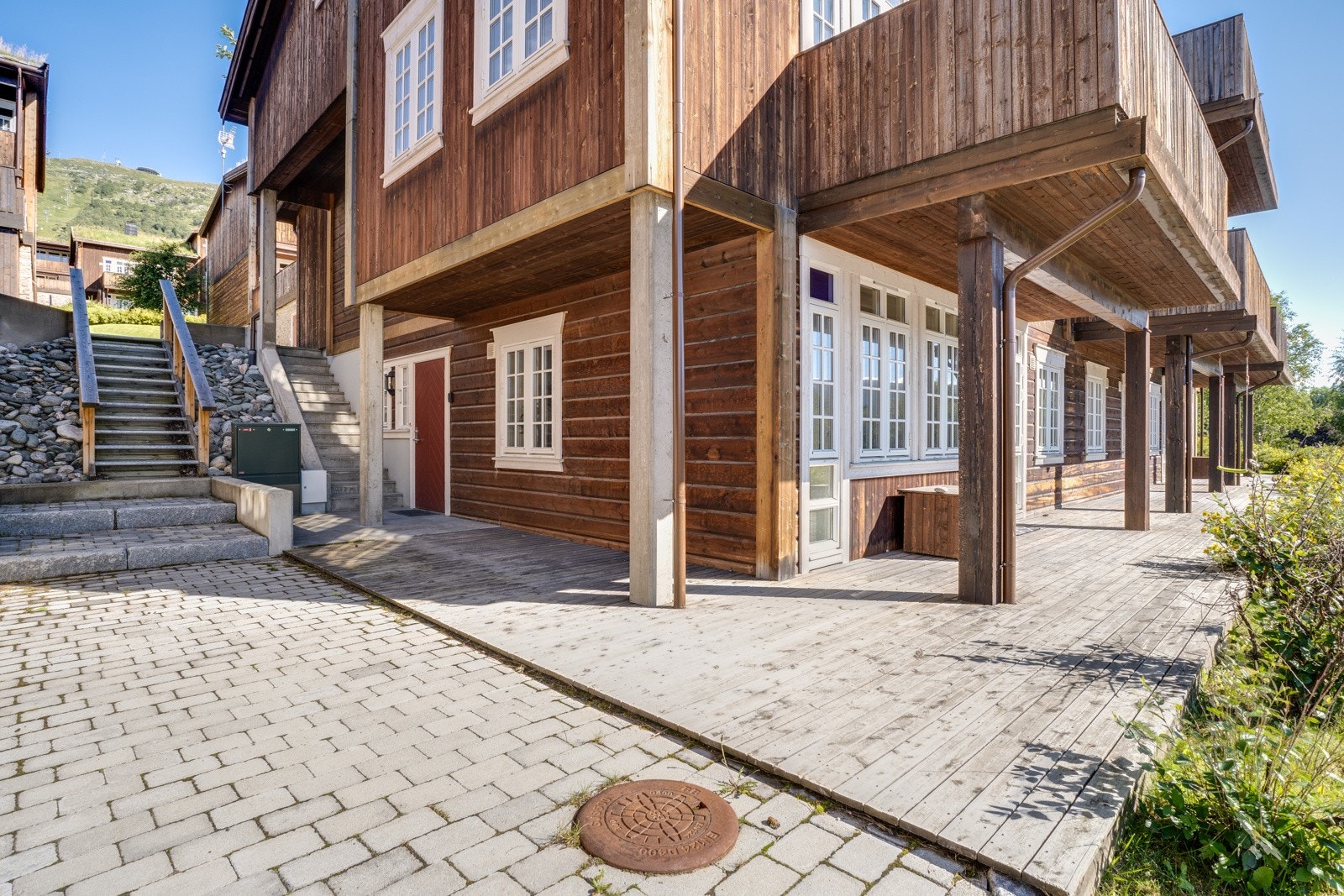 Leiligheten ligger godt til i byggets 1. etasje med enkel adkomst. Det medfølger en utebod til leiligheten. Galleribilde