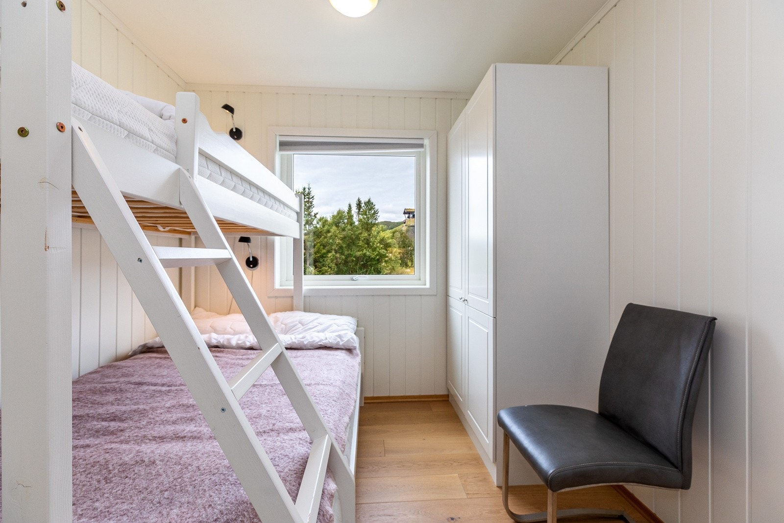 Plass til garderobeskap også Galleribilde