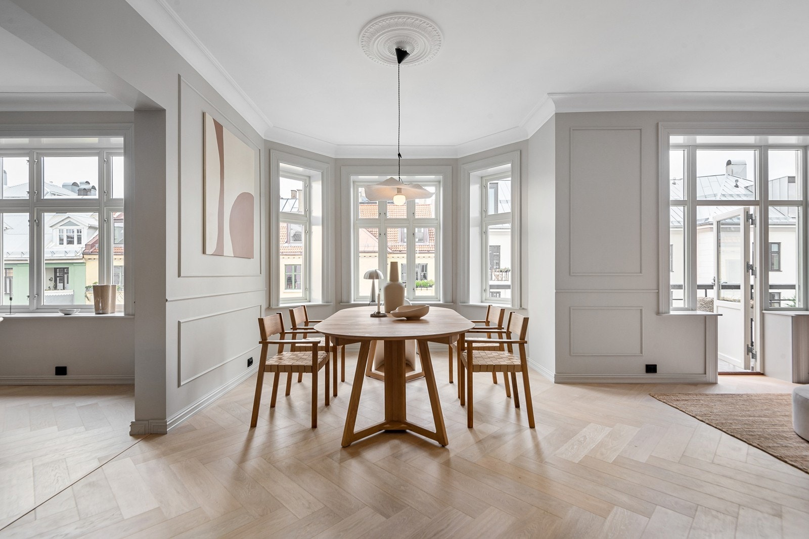 Leiligheten er pusset opp i 2022 og fremstår som meget lekker Galleribilde