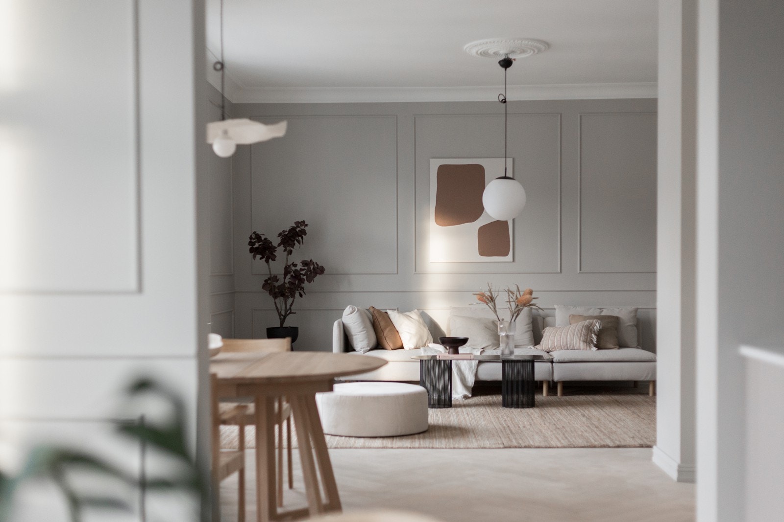 Leiligheten har flere oppholdsrom på rad og rekke - i tillegg til en romslig ekstra stue Galleribilde