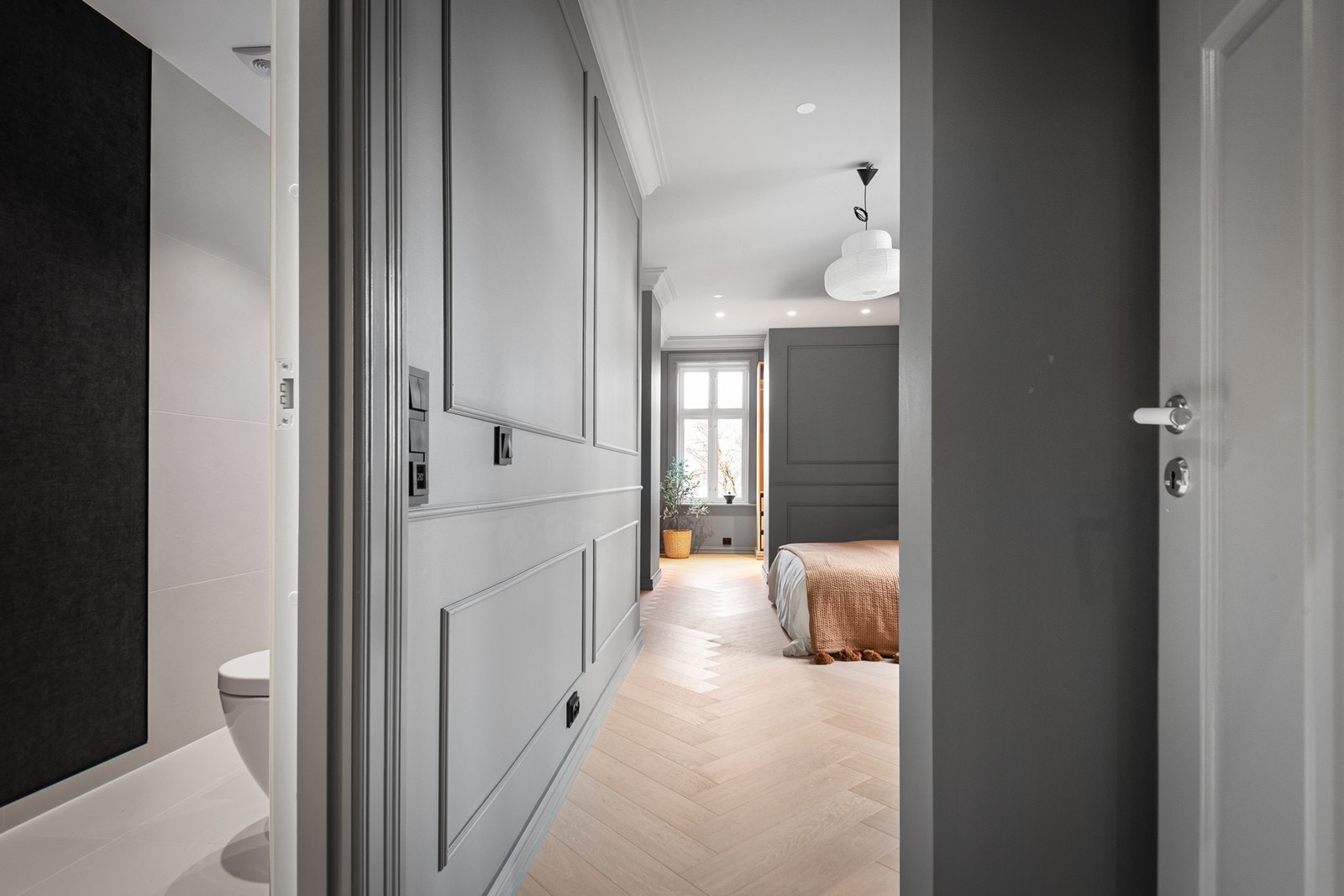 Romslig masteravdeling vendt mot rolig bakgård med eget bad, walk-in og plass til diverse soveromsmøblement Galleribilde