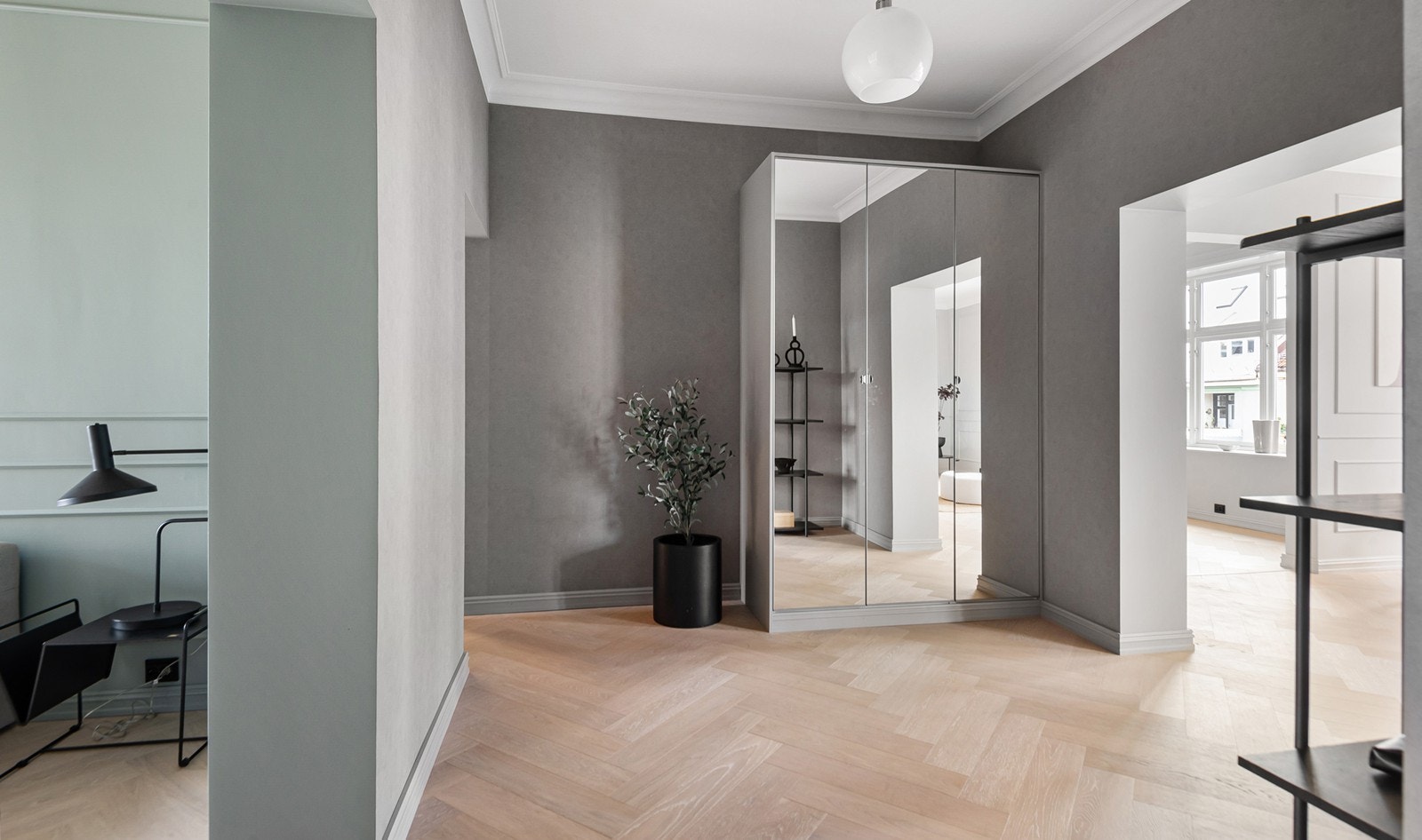 Innbydende hall med skapplass Galleribilde
