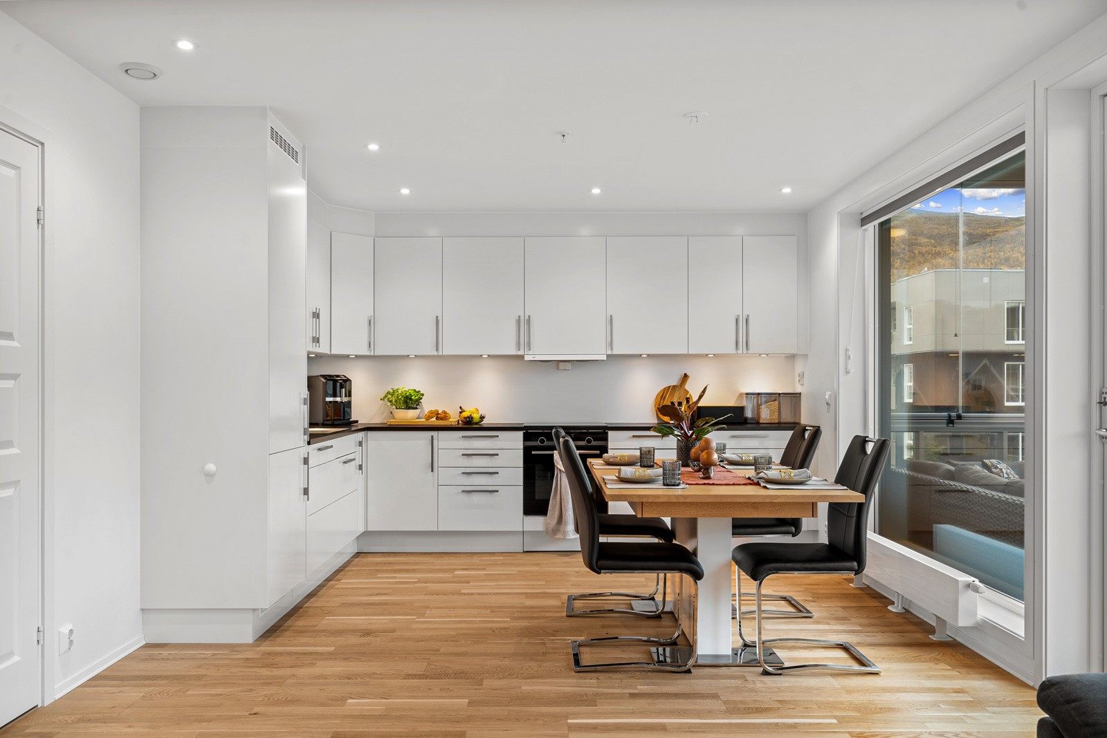 Leiligheten er oppgradert utover standard leveranse med lekre downlights i himling.
