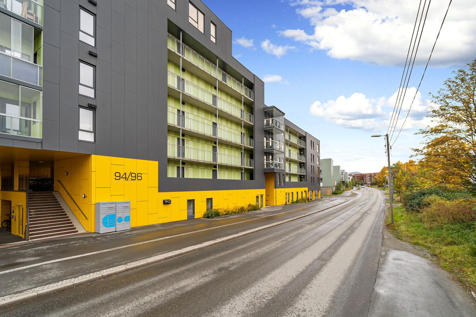 Leiligheten ligger sentralt til på Strandkanten, et veletablert og populært boområde langs sjøen.