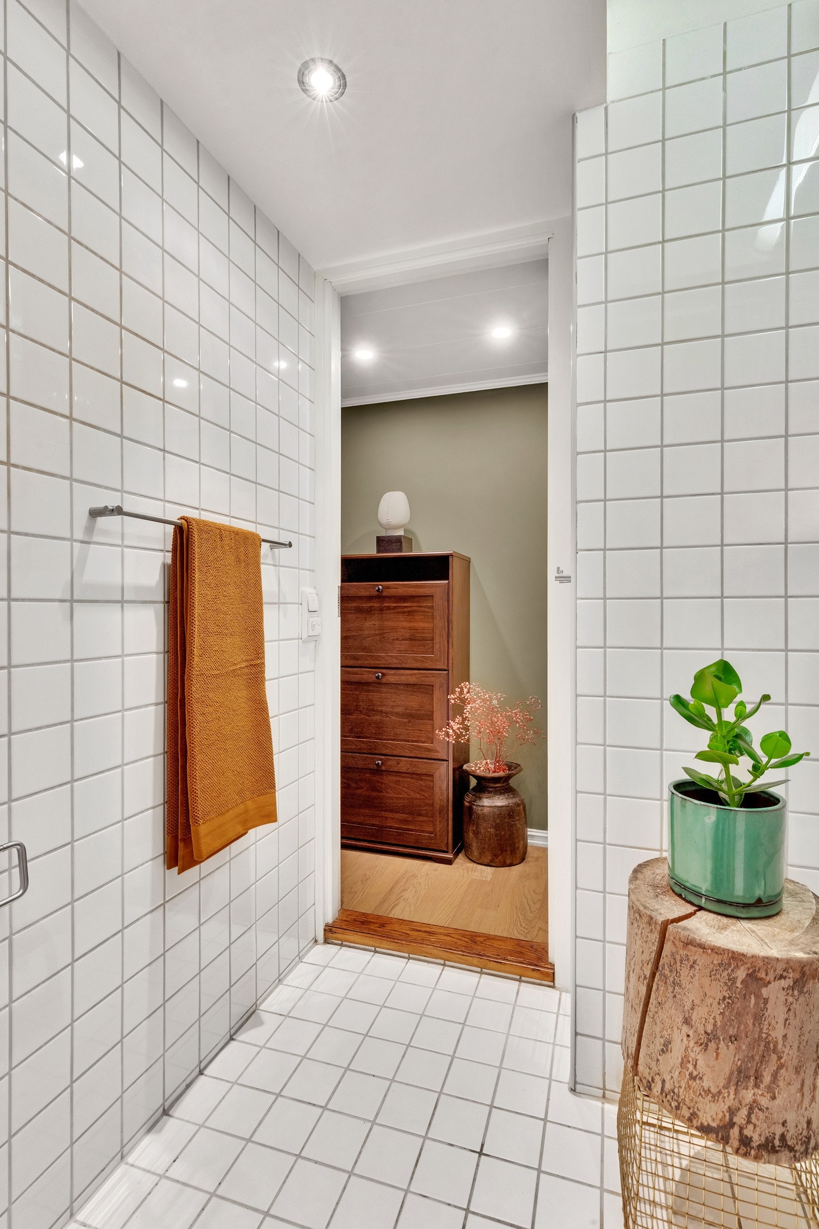 Badet har plass til vaskemaskin (40 cm bred) den er fjernet i anledning bilder. Galleribilde