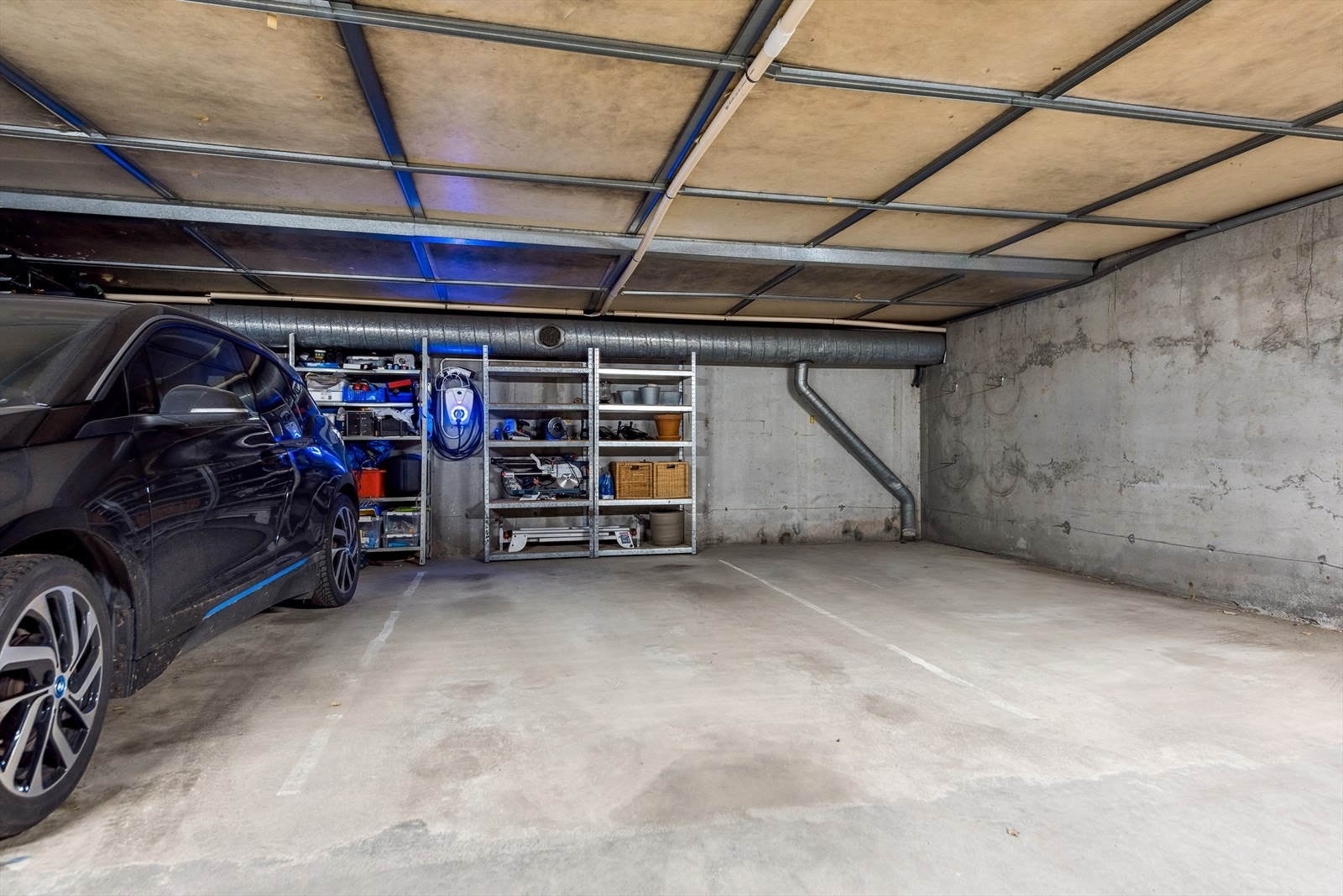 Garasjeplass m/lader og oppebevaringsplass Galleribilde