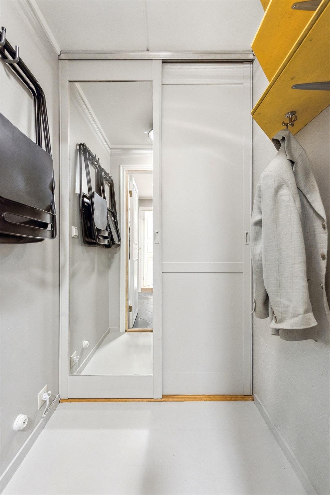 Entre med tilhørende garderobe Galleribilde