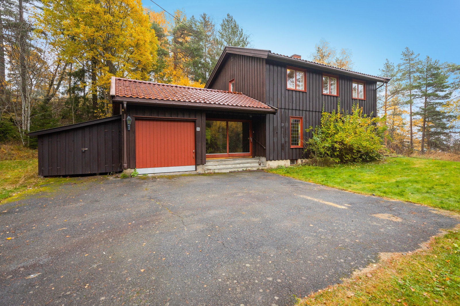 Fasade og parkering Galleribilde