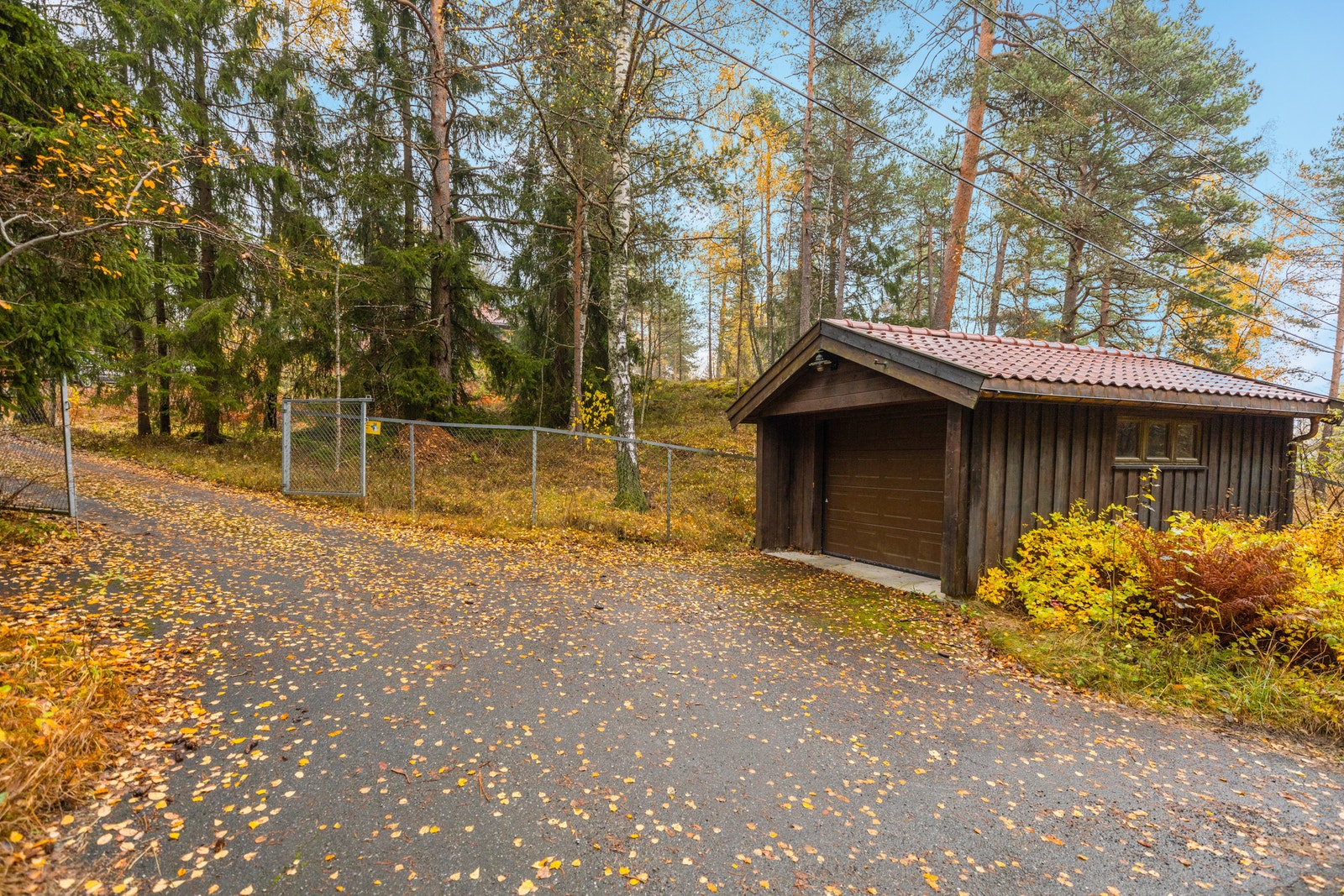 Innkjøringen og frittstående garasje Galleribilde