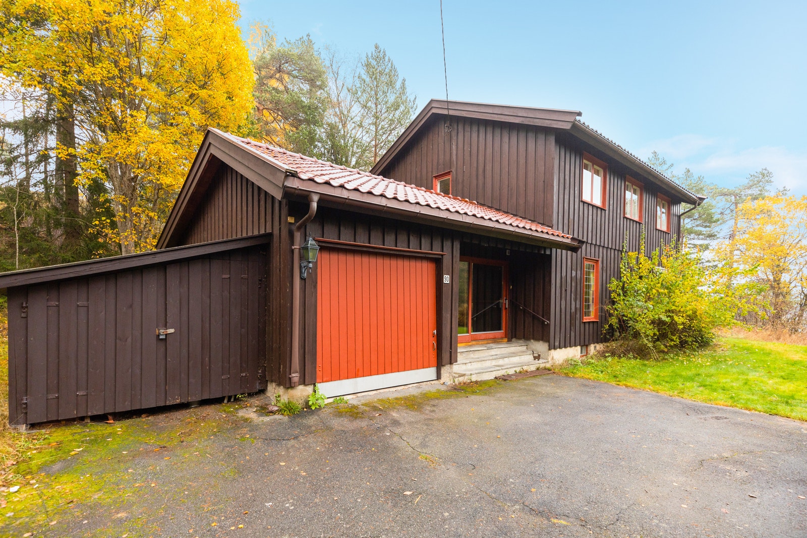 Fasade med garasje, utebod og inngangsparti Galleribilde