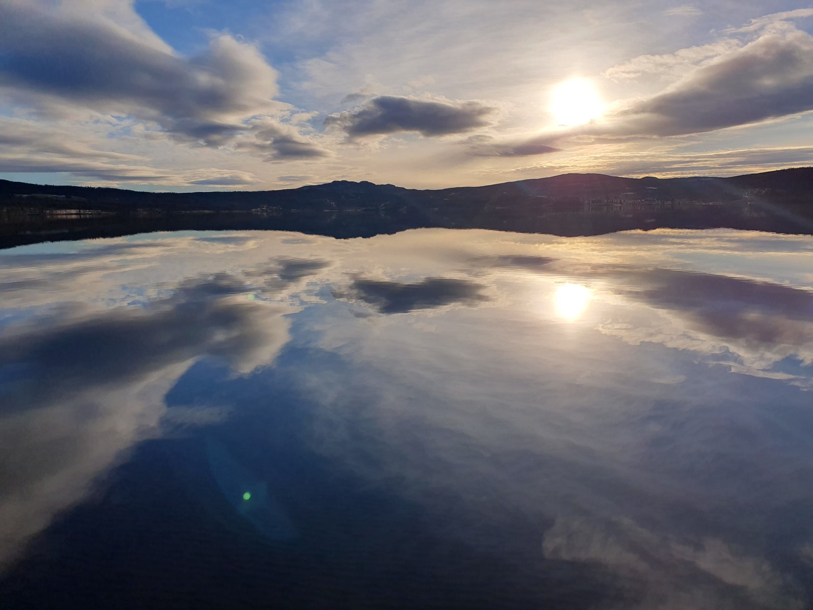 Djupsjøen ligger 500 meter fra tomten. Galleribilde