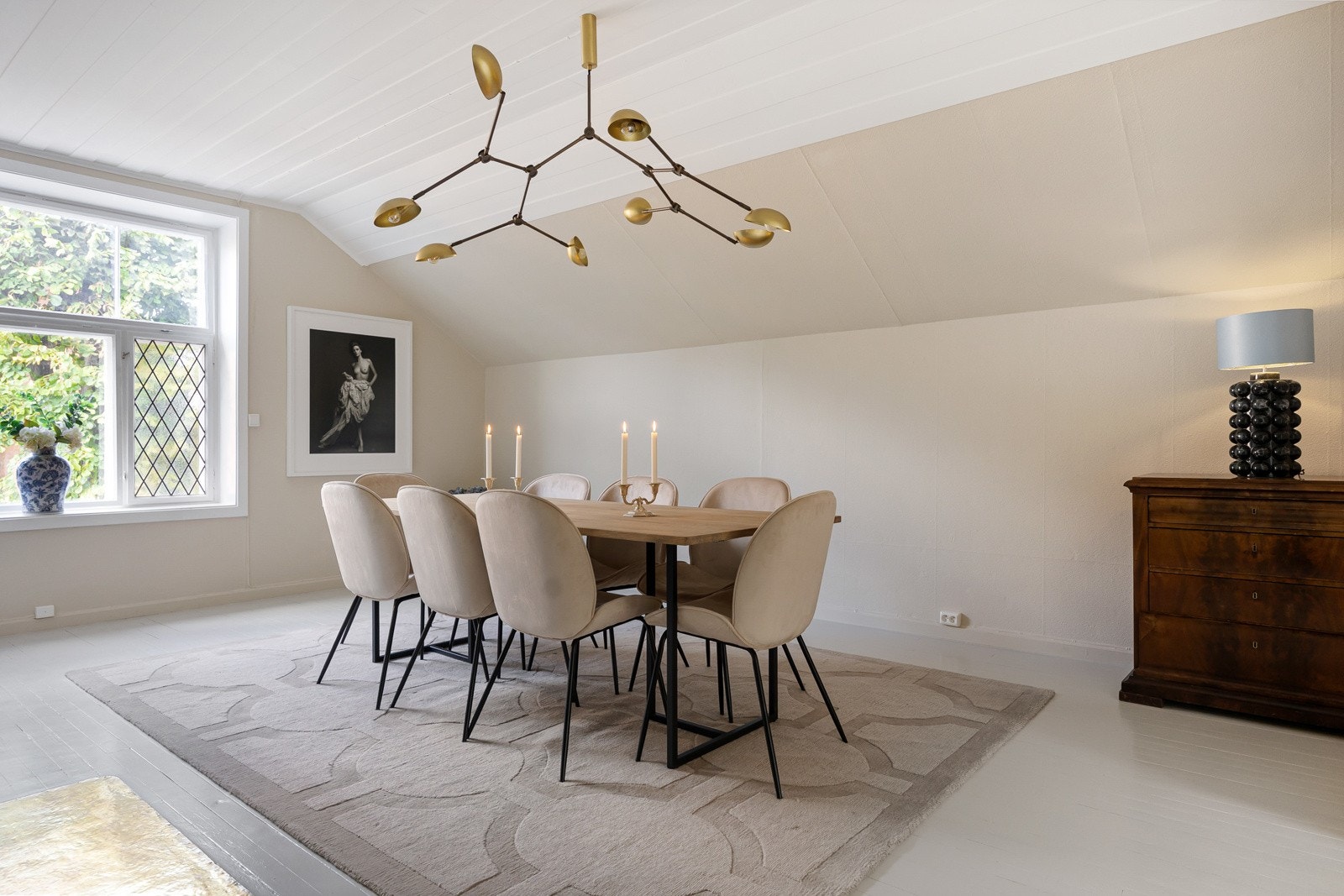 I spisestuen i 2. etasje er det utmerket plass til å invitere inn både venner og familie til hyggelige middagsselskaper. Galleribilde