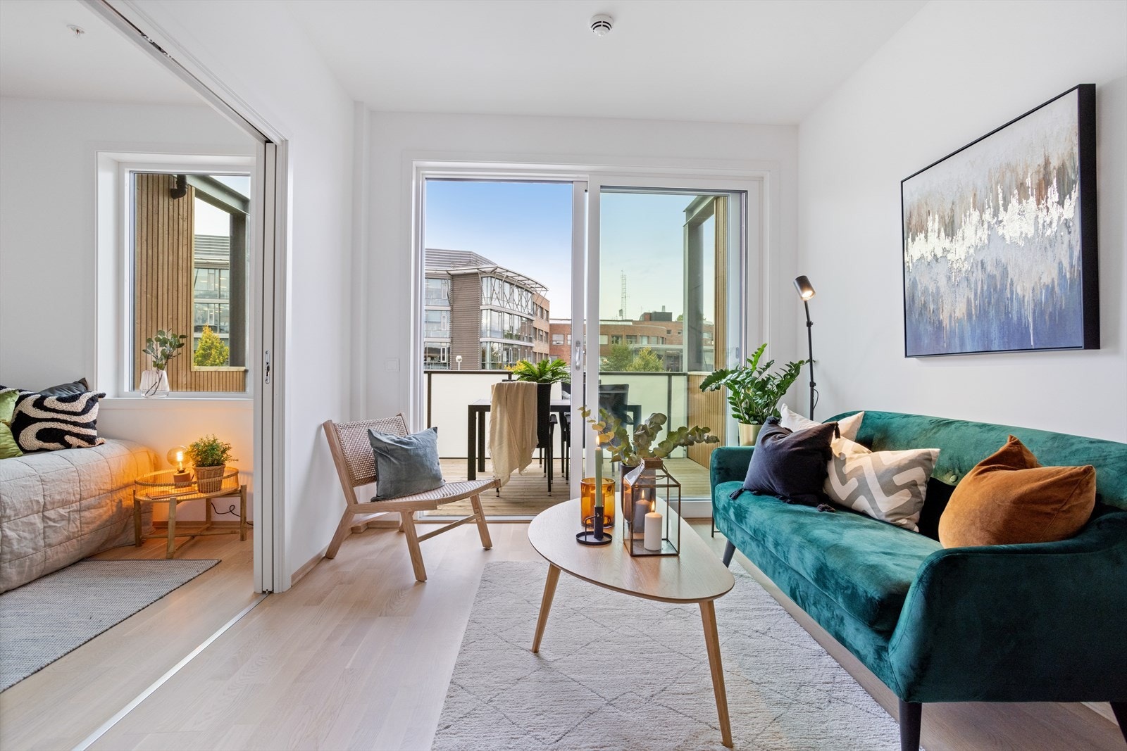 Stor skyvedør i glass gir rikelig med naturlig lysinnslipp. Galleribilde
