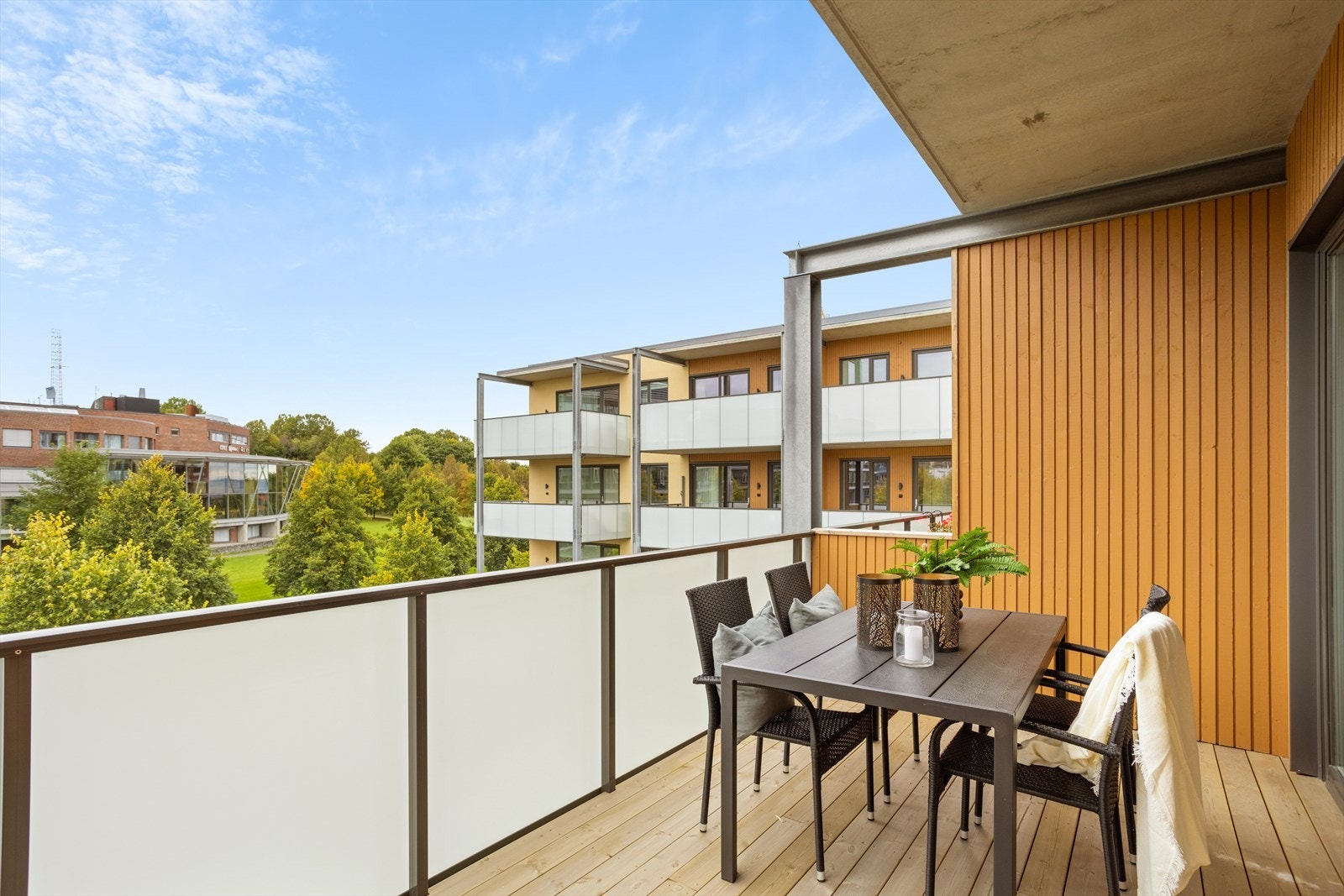 Romslig, delvis overbygd veranda på 12,6 m². Verandaen er vendt mot vest, og nyter godt av solforholdene. Galleribilde