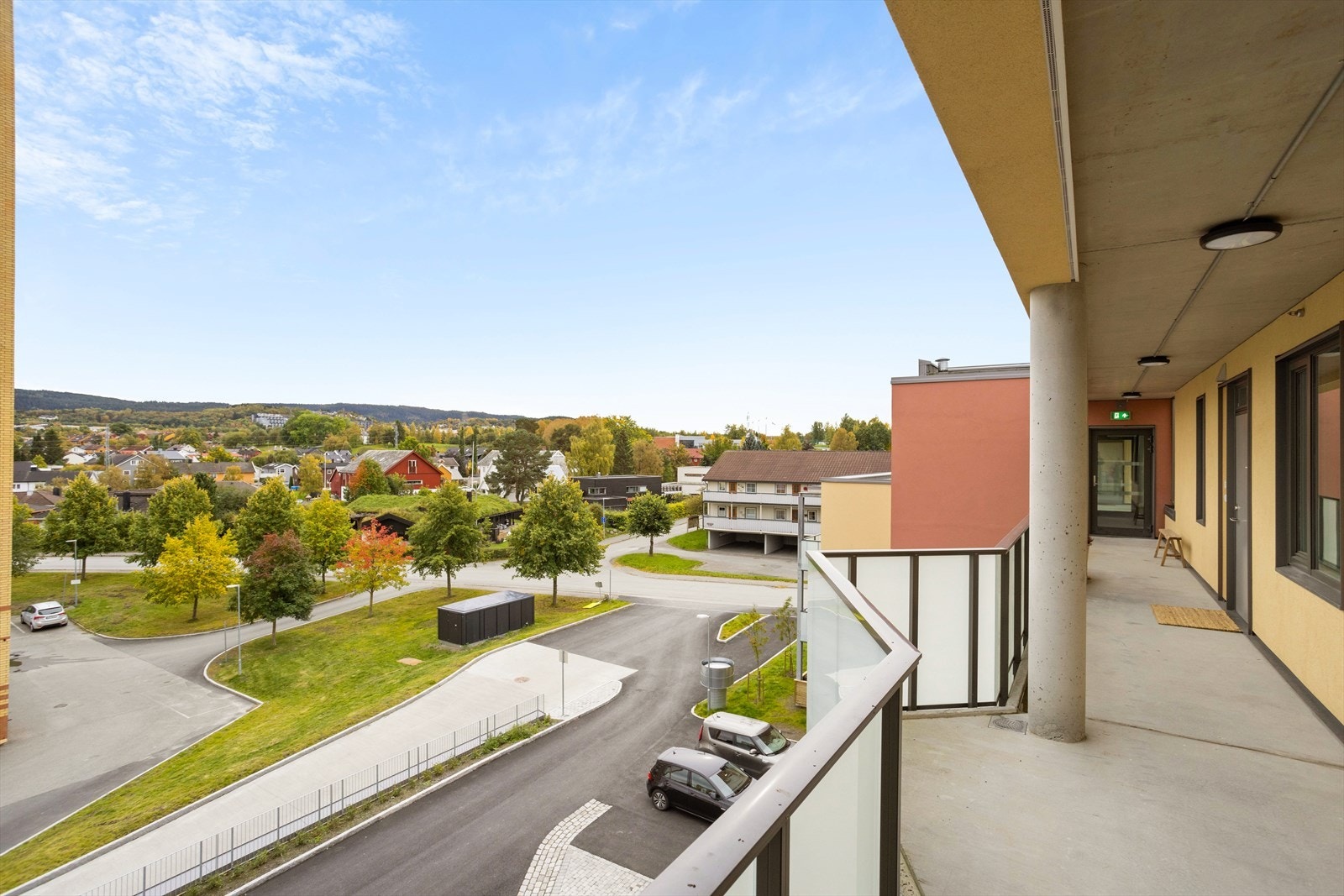 Med heis opp til toppetasjen og overbygd inngangsparti, kommer man tørrskodd ned til parkeringskjelleren. Galleribilde