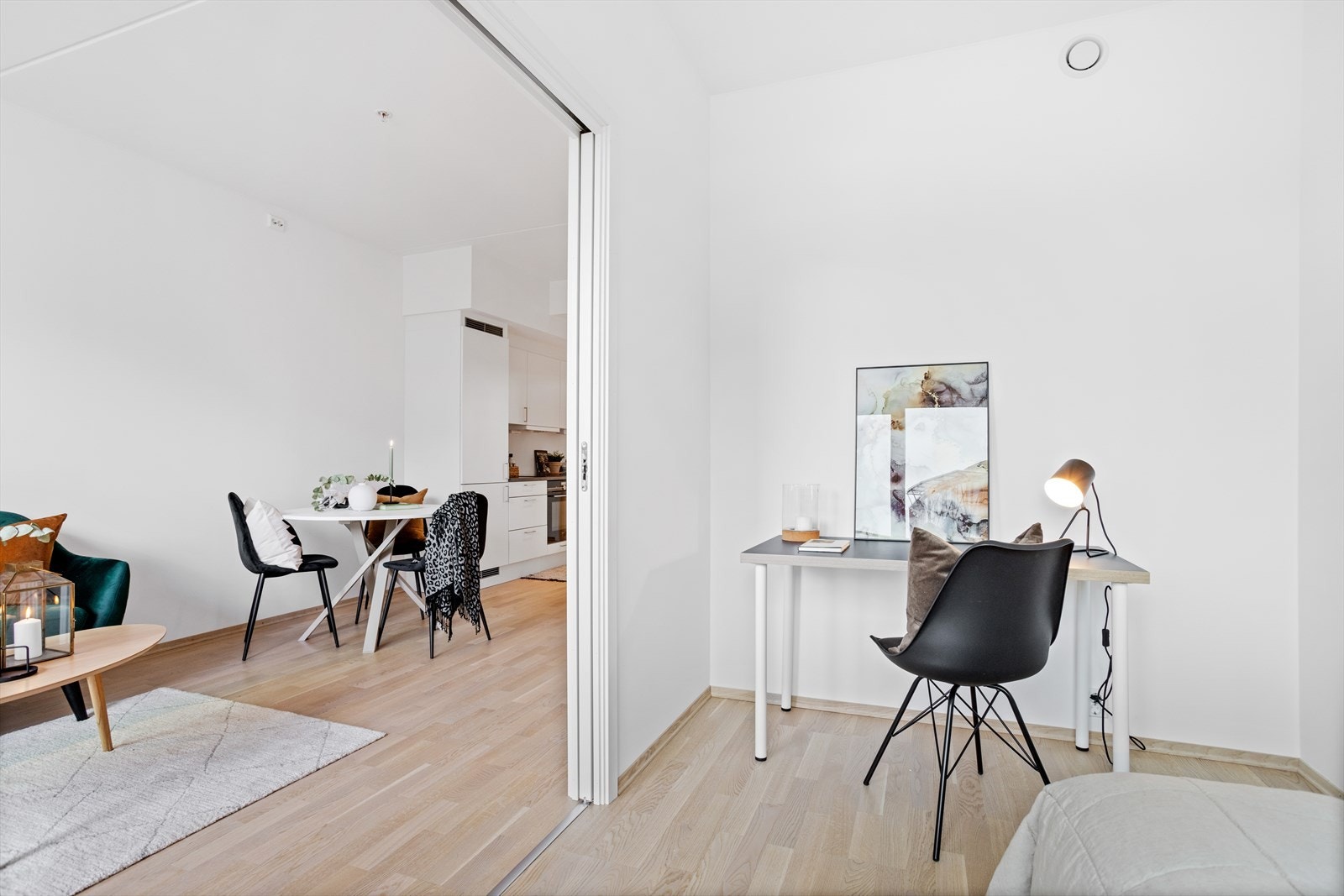 Det andre soverommet er på 7,3 m², og kan fint brukes som gjesterom, hobbyrom, kontor, eller som en utvidelse av stuen. Galleribilde