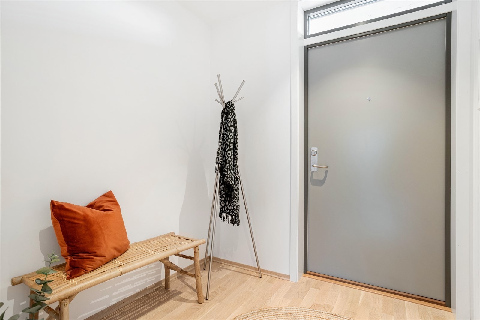 Avdelt inngangsparti på 3,8 m², med gulvvarme og god plass til garderobe. Galleribilde