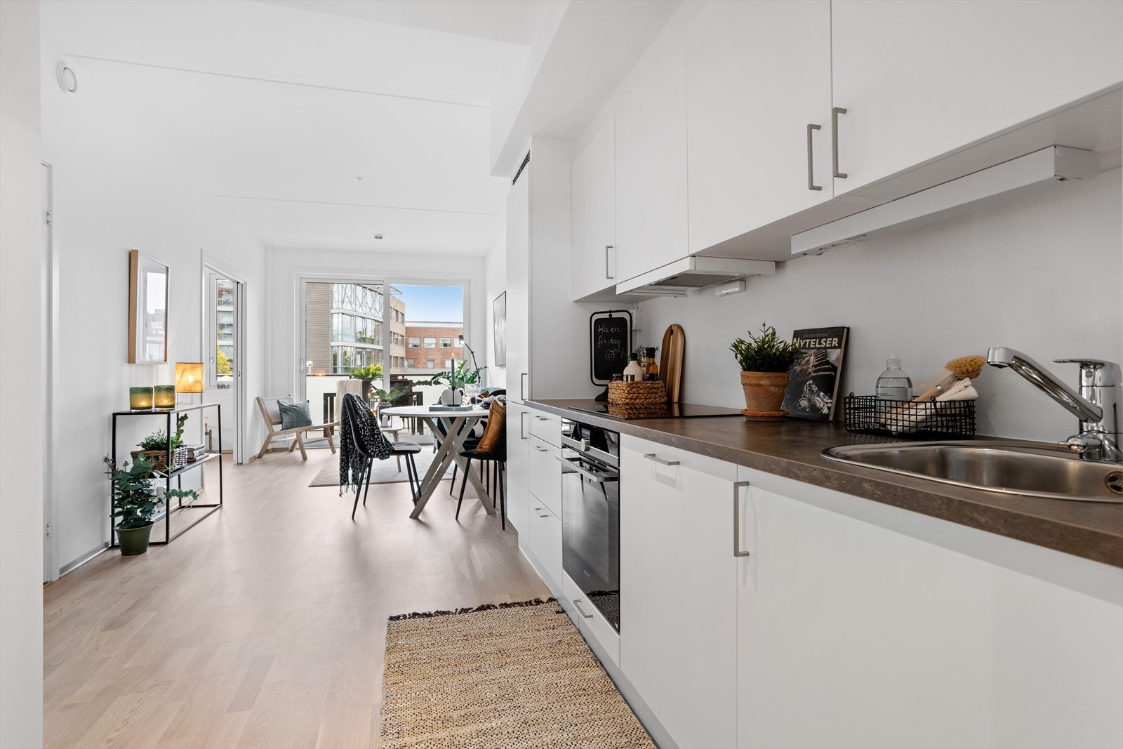 Oppholdsrommet er på 22 m² og oppvarmes via fjernvarme i gulv. Galleribilde