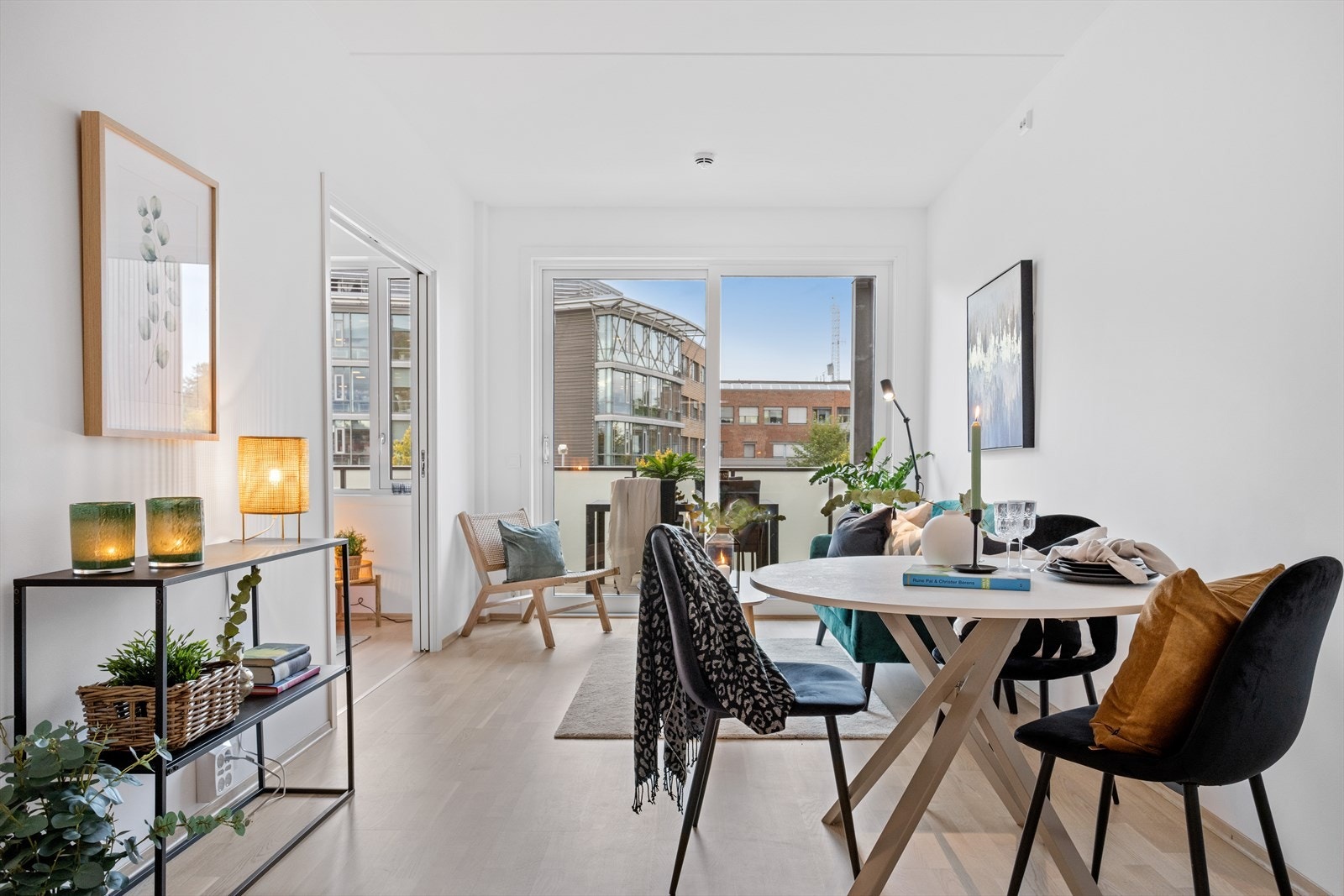 Leiligheten er tilkoblet fjernvarme og ventileres via balansert ventilasjon, noe som sørger for et behagelig inneklima året rundt. Galleribilde
