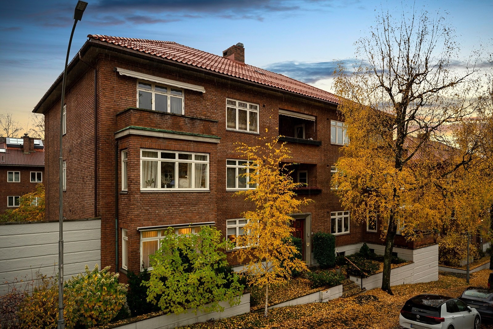 Boligen ligger i en representativ og klassisk mursteingård tegnet av arkitekt Hans Severin Wang i Art Deco stil. Galleribilde