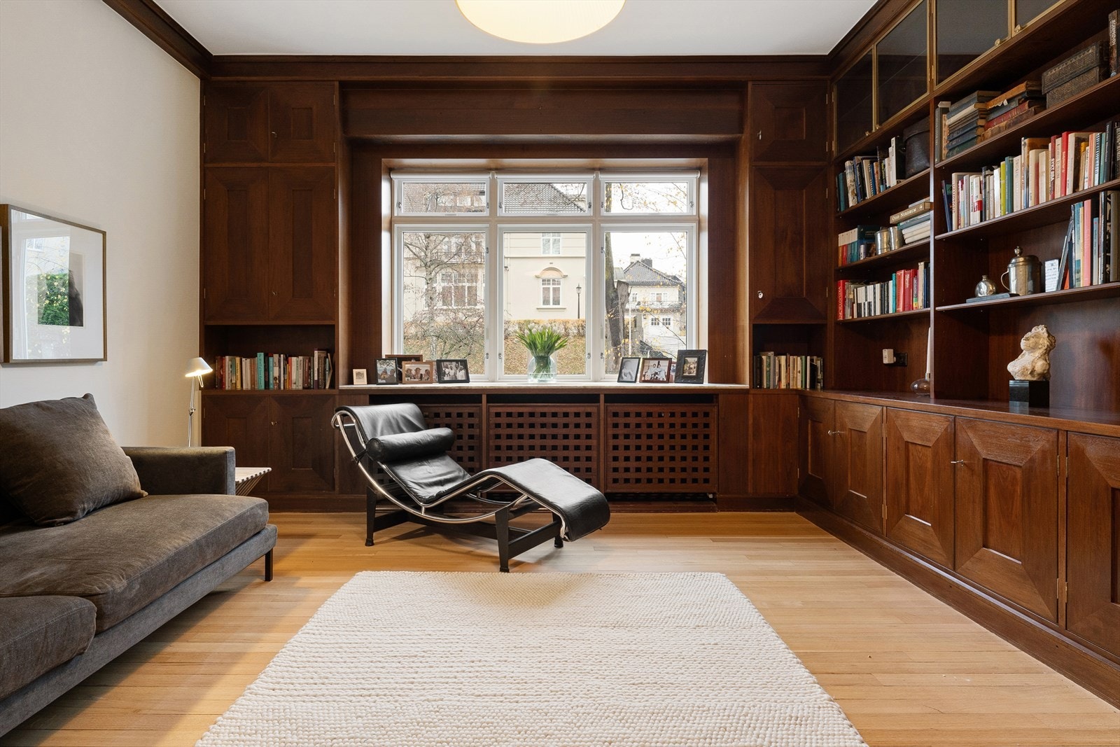 Bibliotek/kontor med innredning. Radiatorskjulere under vinduene i de fleste rom gir en pen finish. Galleribilde