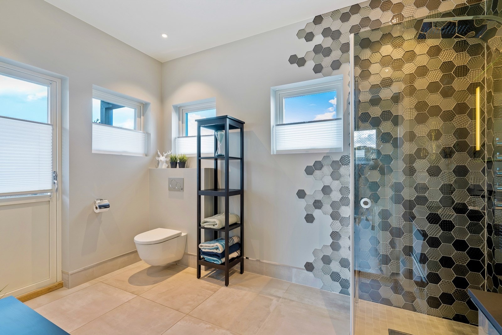 Baderom til denne etasjens soverom og ikke minst til solplassen med jacuzzi Galleribilde