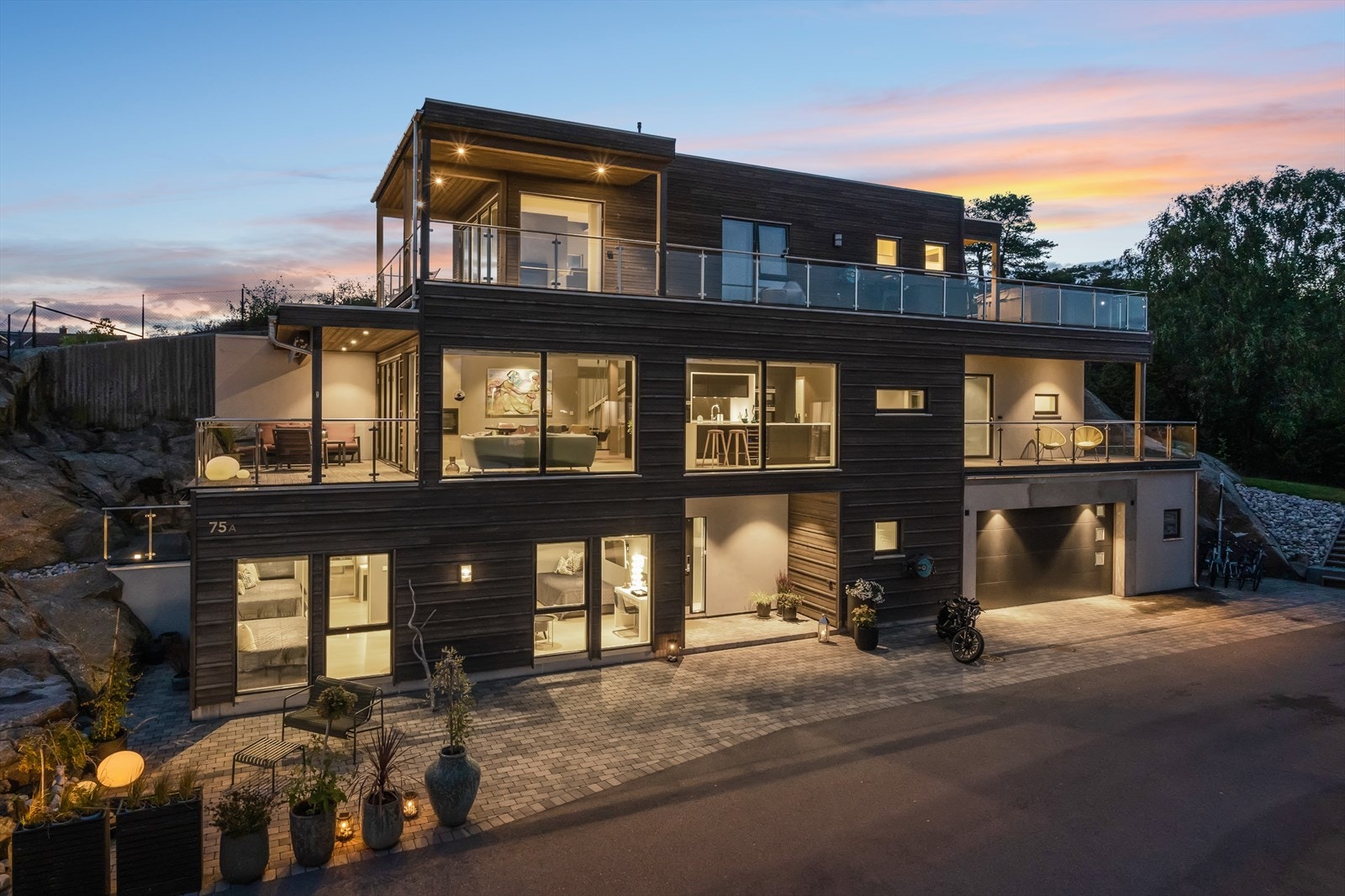 Ta frem en lang linjal så kan du tegne samme huset. Bare husk på spiss blyant for de rette linjene Galleribilde