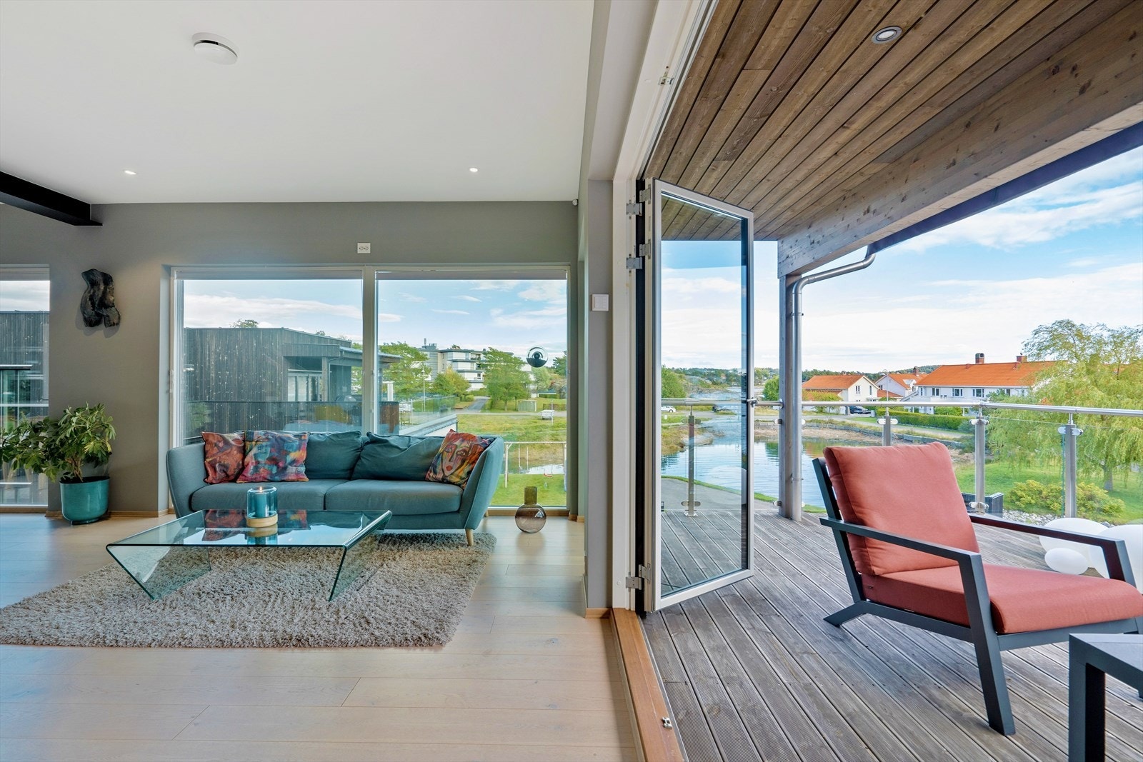 Skyv glassveggene til side og visk ut skille mellom inne og ute på de varme dagene Galleribilde