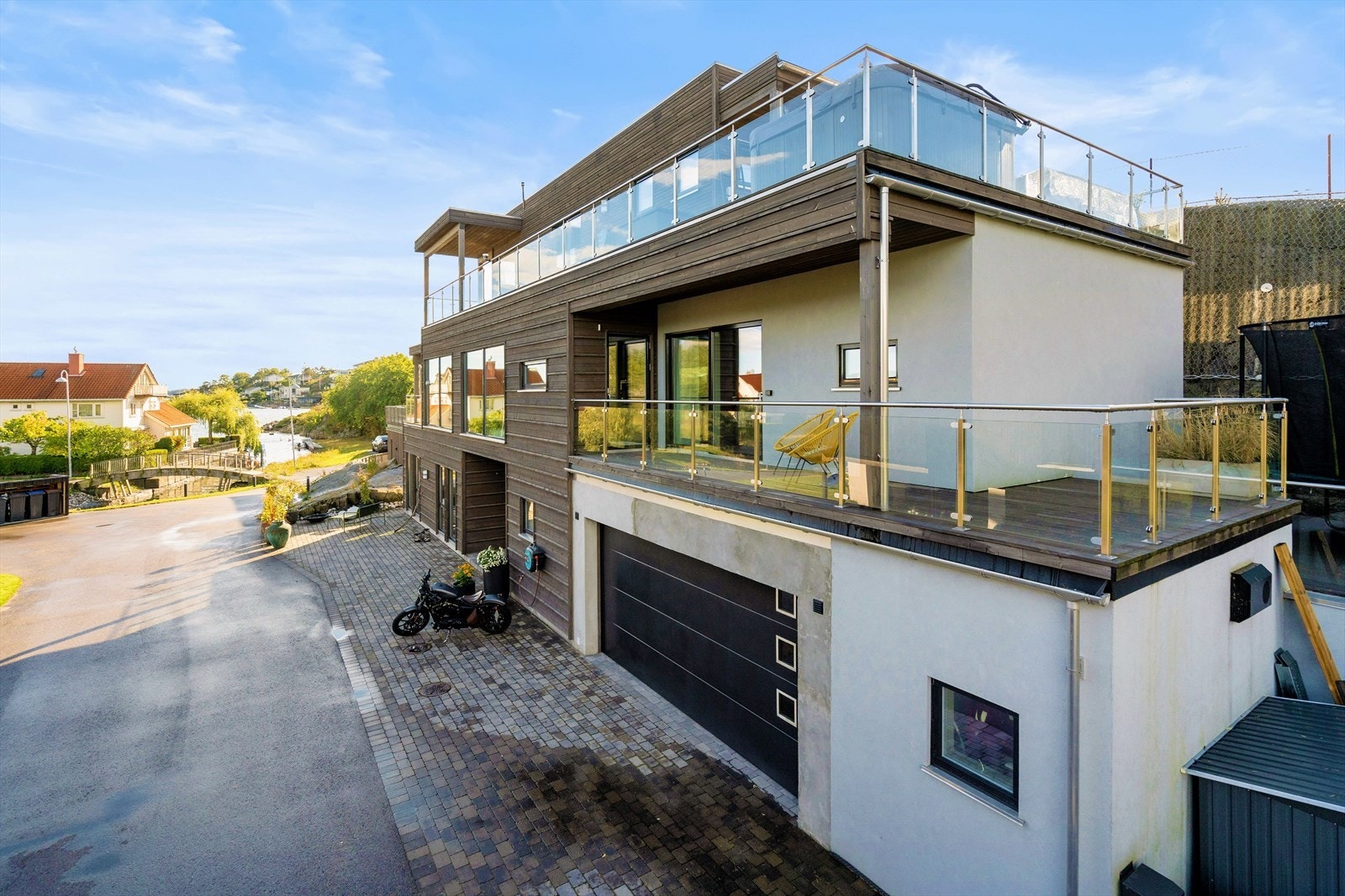 Uteplasser over 3 plan og på alle kanter av huset Galleribilde