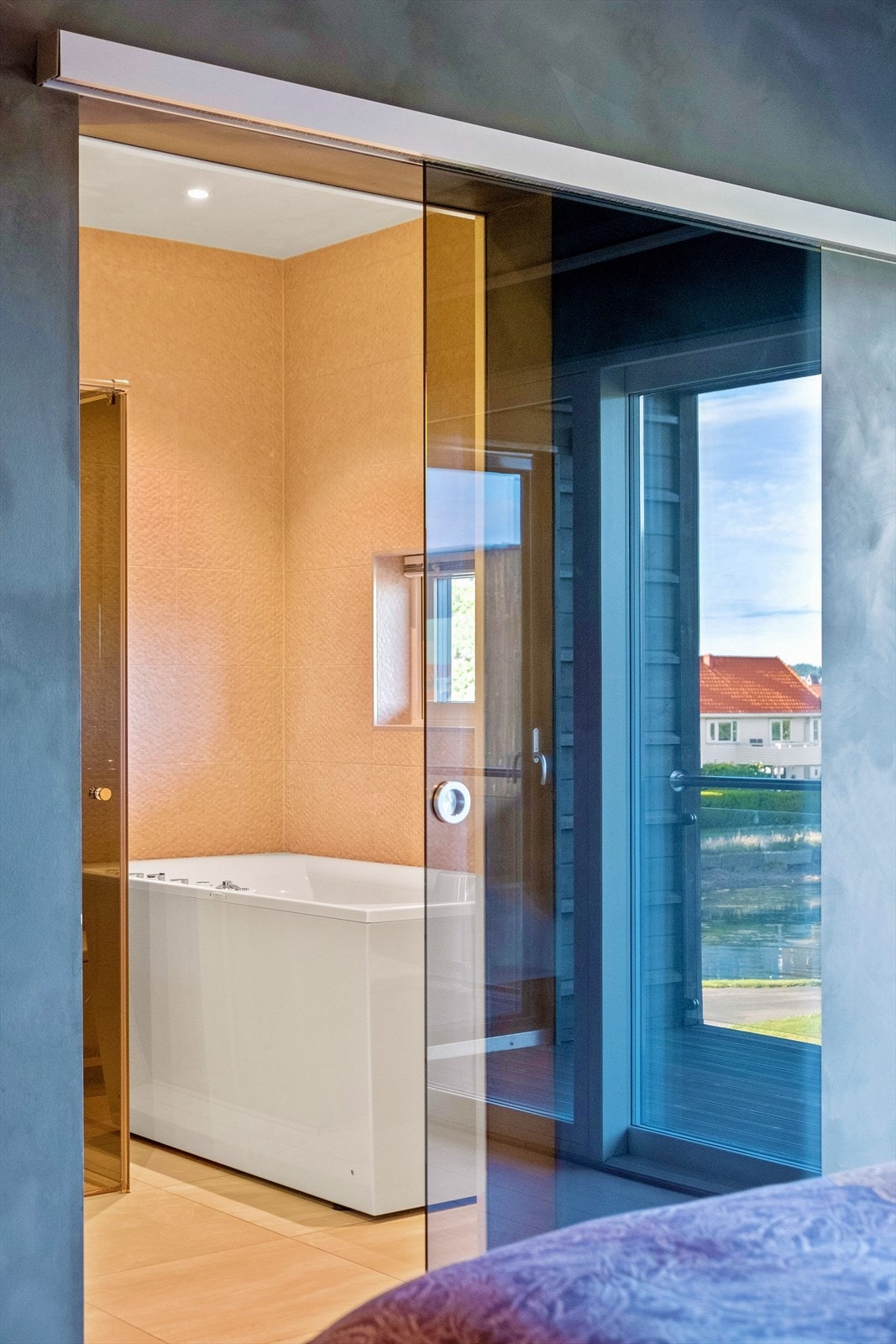 Glassdør mellom soverom og bad gir deg den gode hotellfølelsen Galleribilde