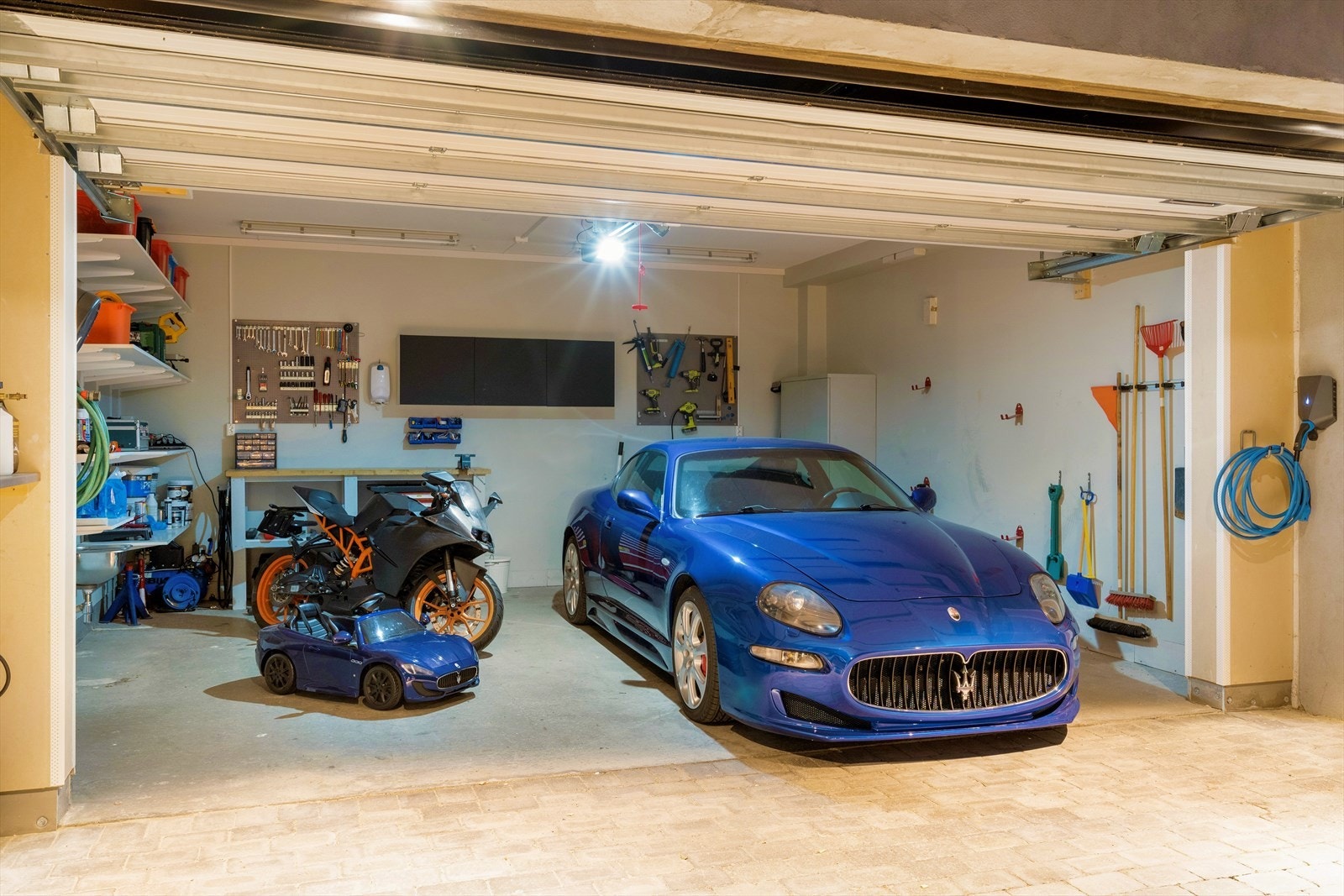 En dobbelgarasje med Maseratier for store og små barn Galleribilde