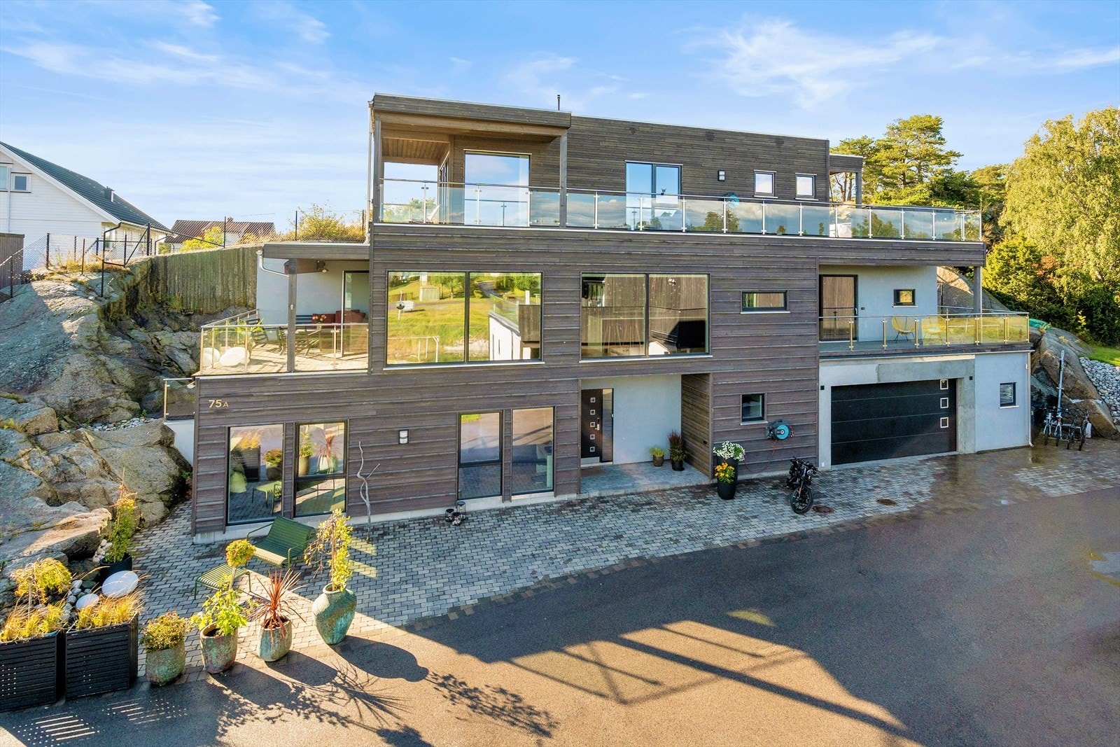 Om du er lei av hage og vedlikehold så er dette huset perfekt Galleribilde