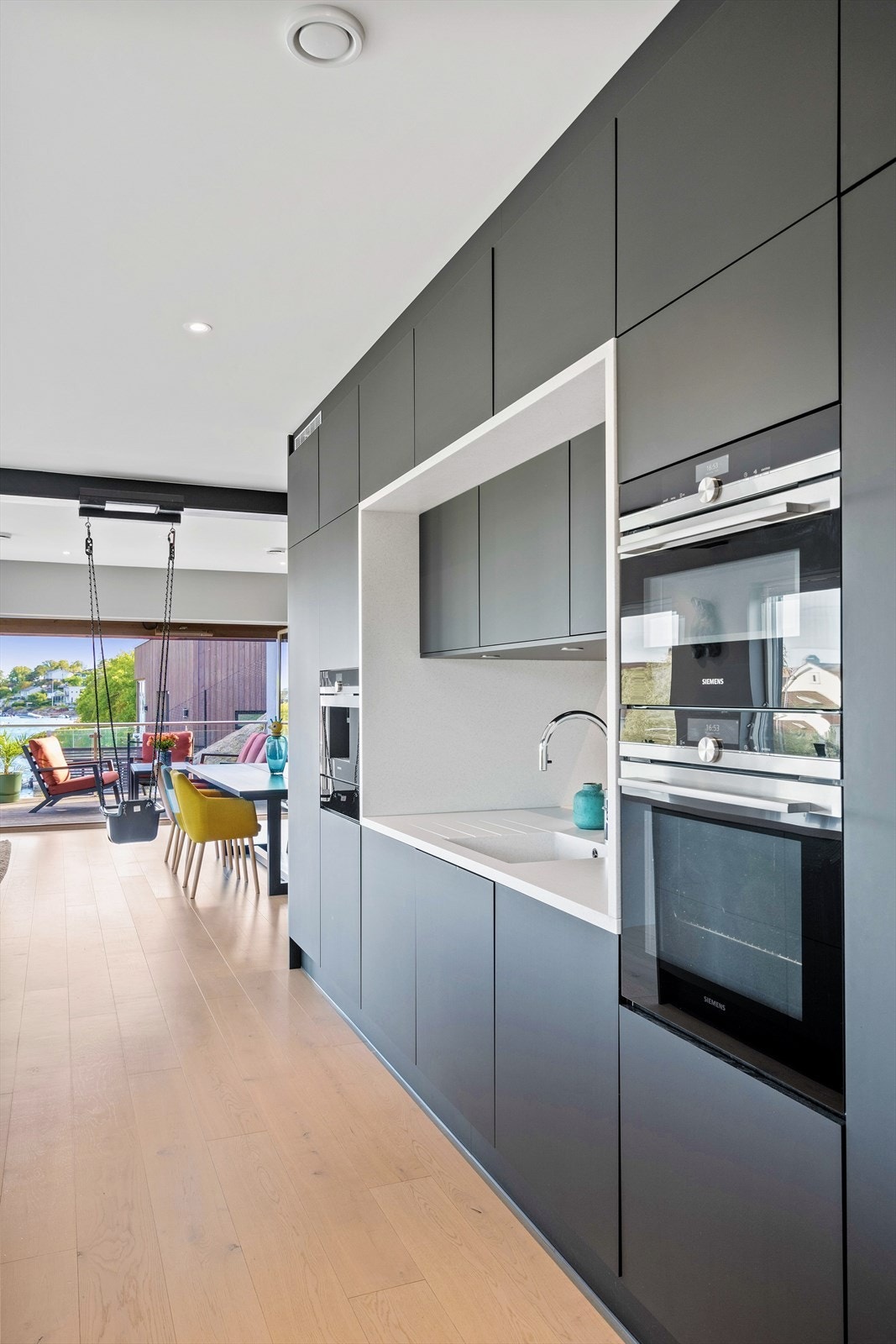 Dobbelt opp av ovner og ikke minst integrert kaffemaskin. Appstyrt, Et must Galleribilde