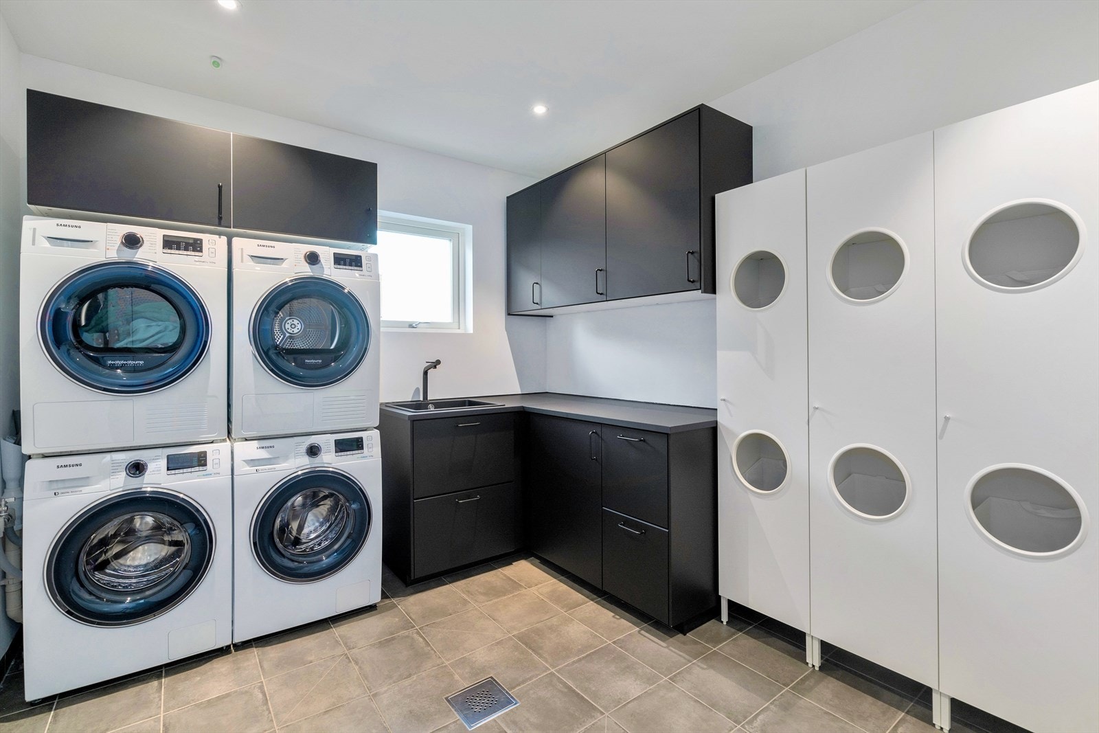 Drømmevaskerommet for storfamilien. Direkte adkomst til garasjen herifra Galleribilde