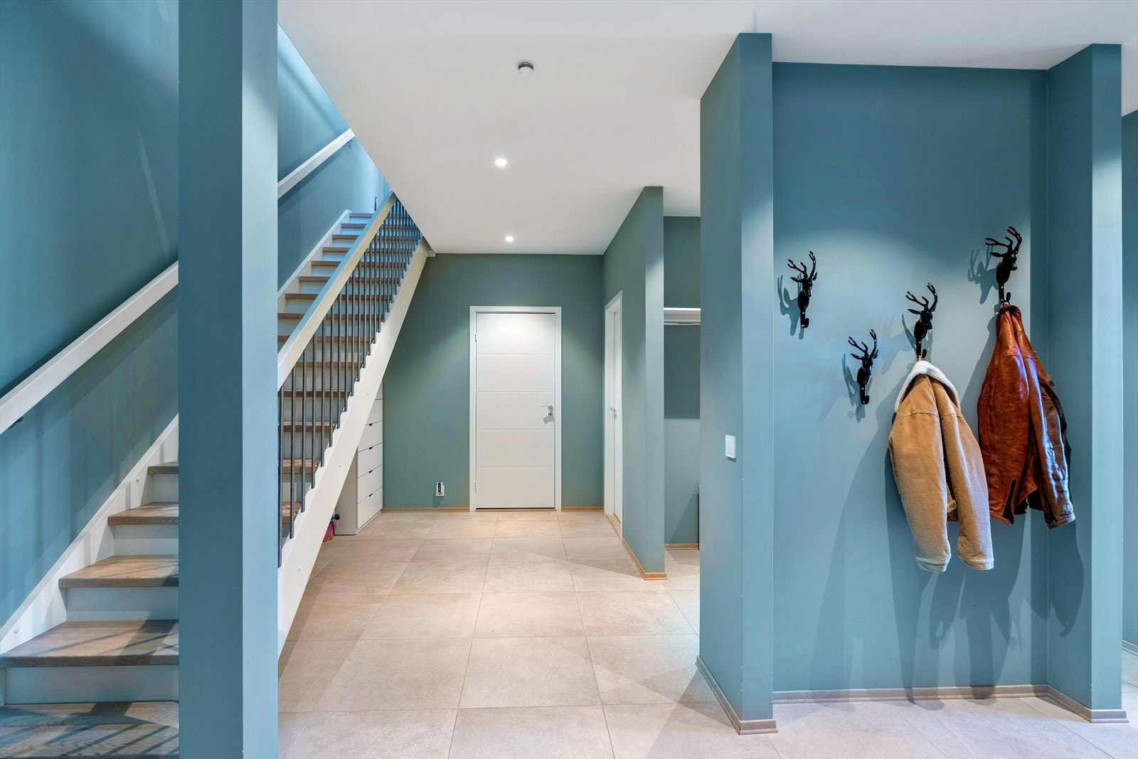 Selv om det er mye plass til klær og sko her nede så er det fortsatt mye luft igjen og mulighet til å lage enda mer system Galleribilde