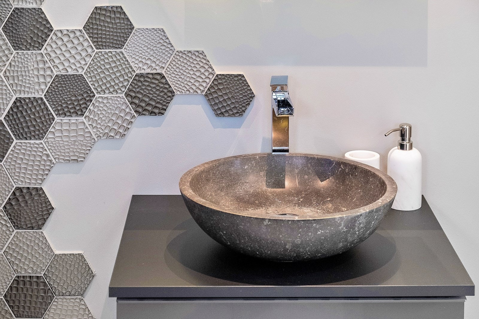 Som en bølge i glass fra dusj til servant Galleribilde