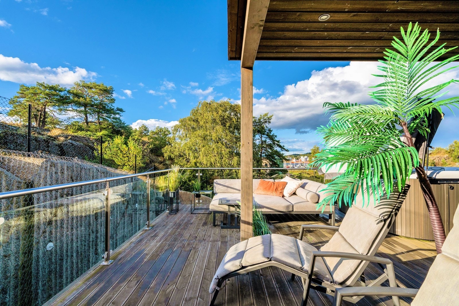 Har du ikke plastikkpalme med ledlys, ja da har du et problem. Kjøp palme, få med hus på kjøpet Galleribilde