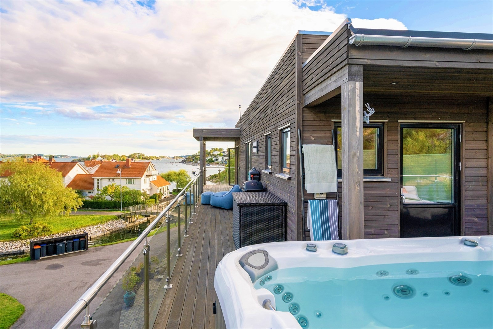 Ligg i ferskvann og se utover saltvann Galleribilde