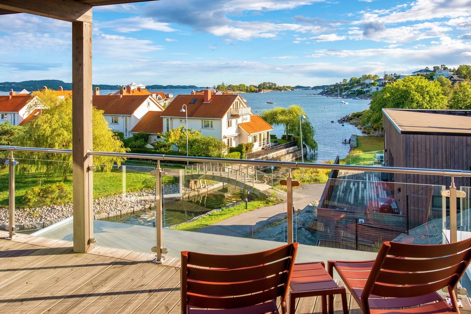 Litt konge på haugen kan du få føle deg når du sitter her. Hevet over bebyggelsen rundt Galleribilde