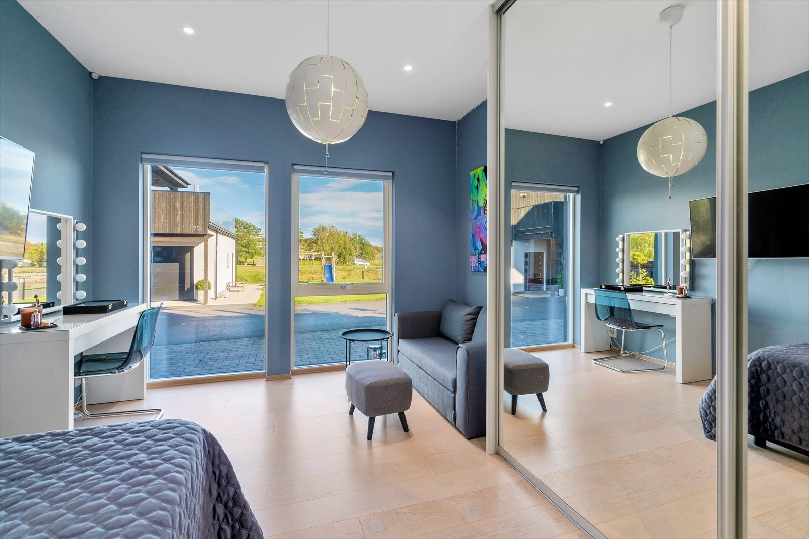 Soverom nr 2 i første etg, også her er det utsikt og store vinduer Galleribilde