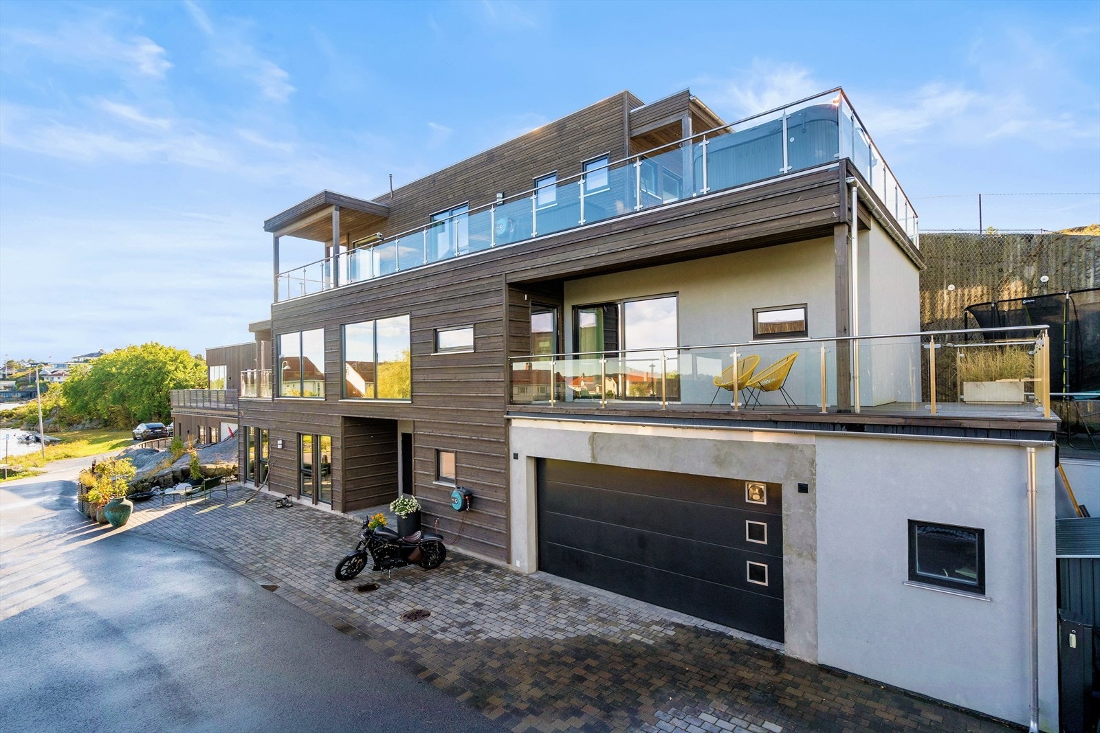 Ny garasjeport som er ferdig montert og omrammingen pusset innen du rekker å komme dit Galleribilde