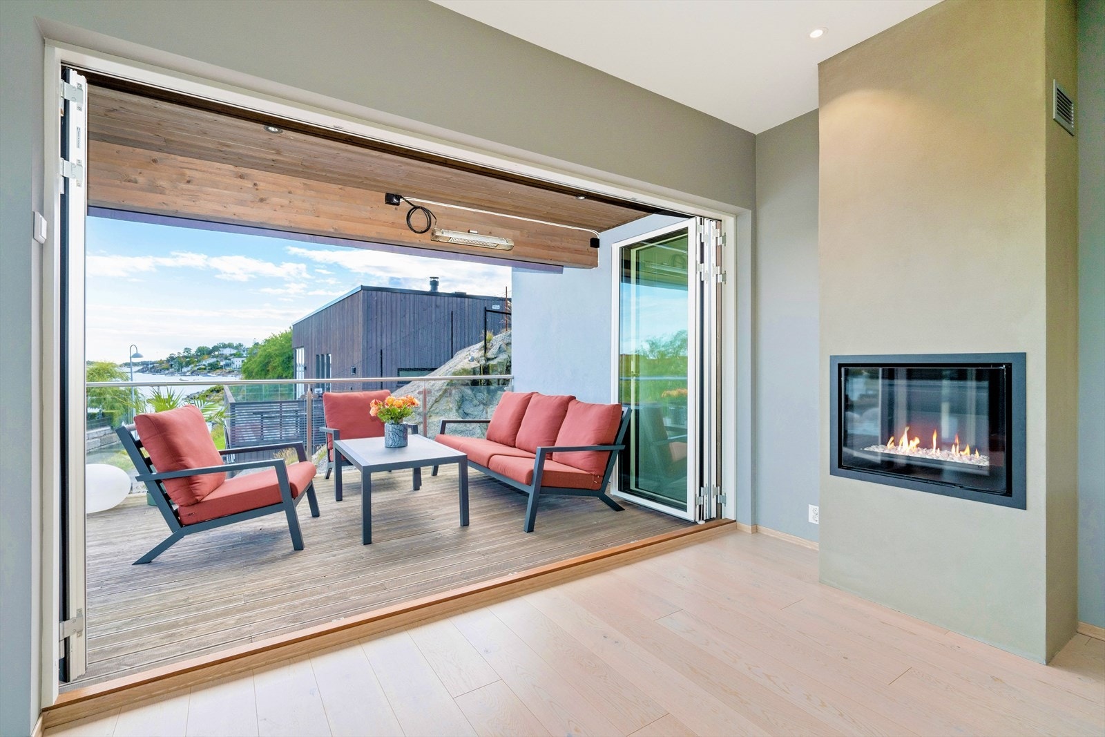 Du kan jo fyre i gasspeisen i stua og kose deg med flammen mens du sitter ute Galleribilde