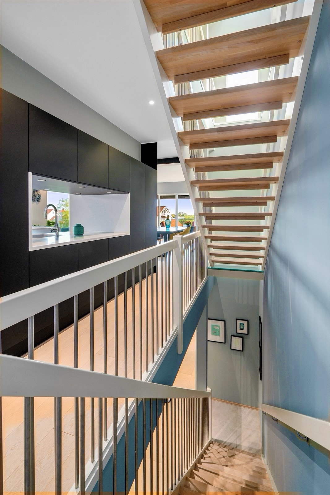 Trappeløpet mellom etasjene har glassgulv i repoet Galleribilde