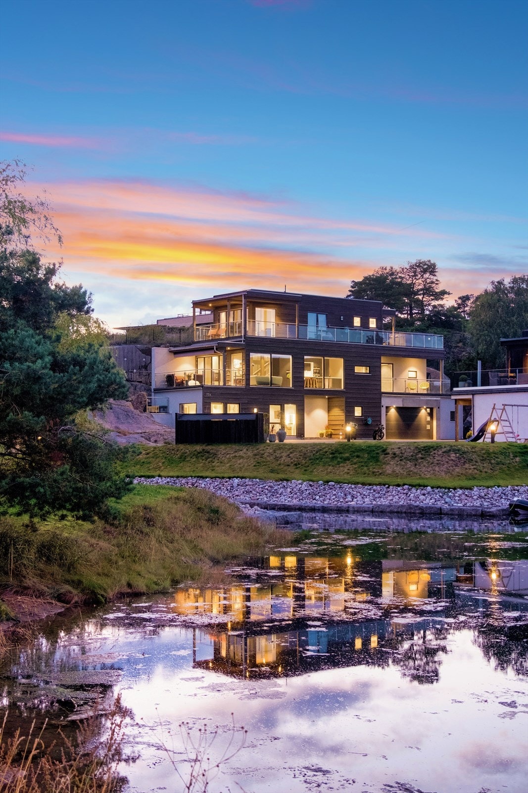 Kunstig dam til venstre og sjøen rett frem Galleribilde