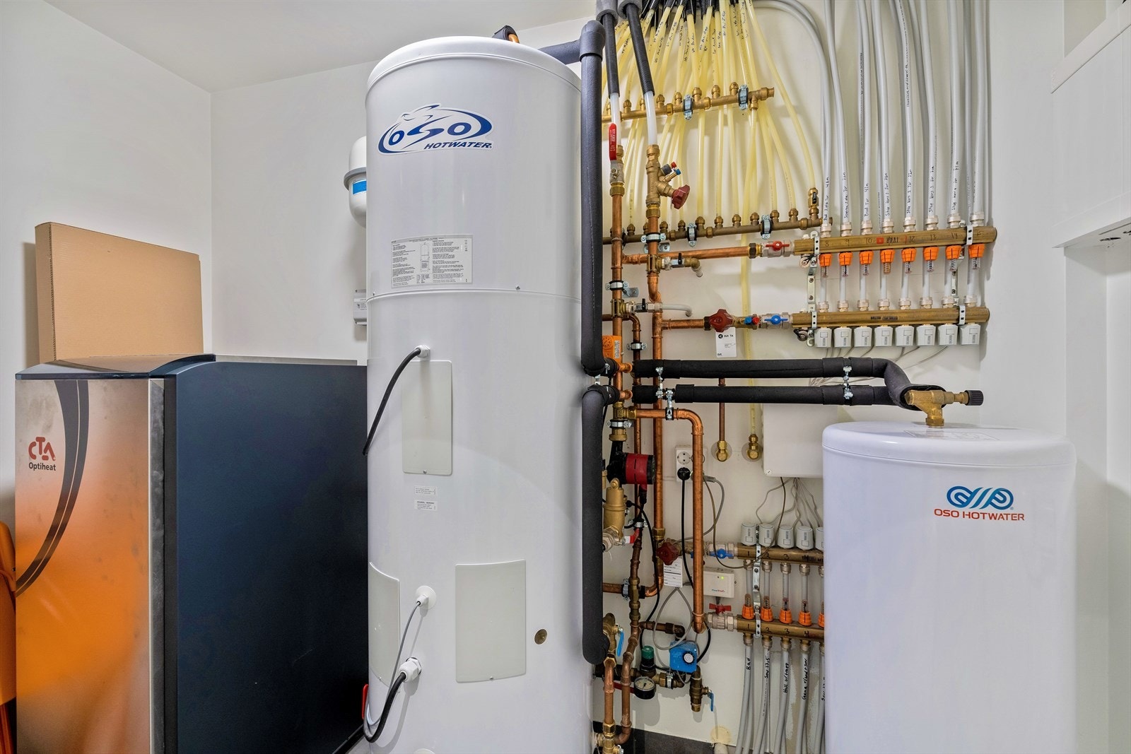 Et sted mellom teknisk rom og romskip. Dette er et smarthus med jordvarme Galleribilde