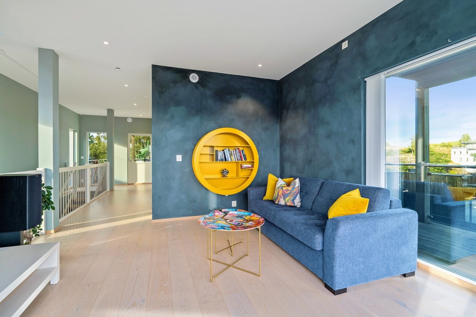 Stue i toppetasjen har også vært benyttet som et helt rått soverom Galleribilde